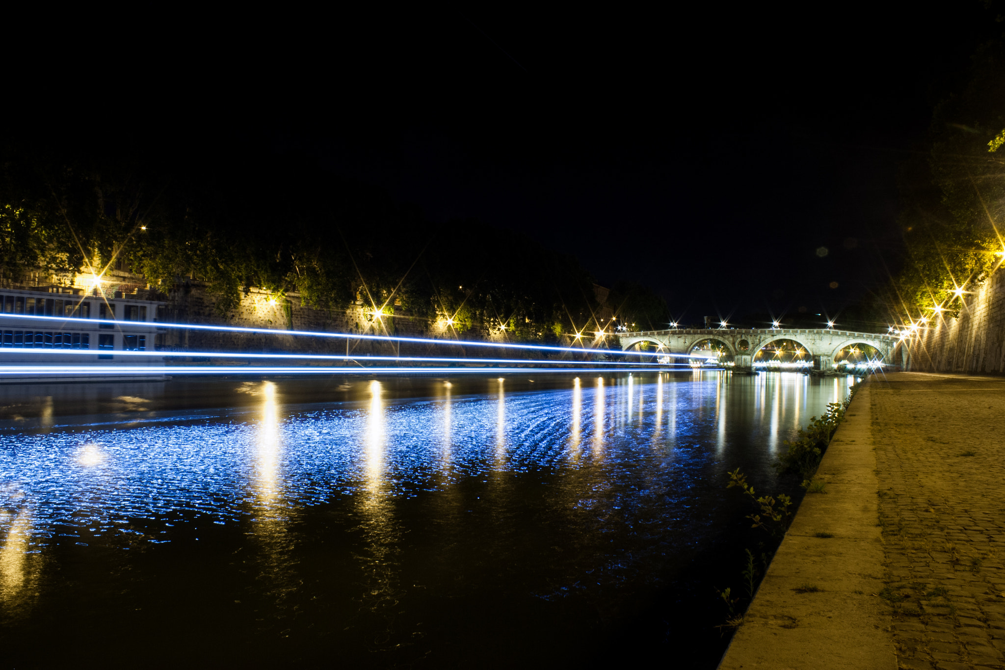 Canon EOS 1000D (EOS Digital Rebel XS / EOS Kiss F) + Canon EF-S 18-55mm F3.5-5.6 IS II sample photo. Blue light on tevere photography