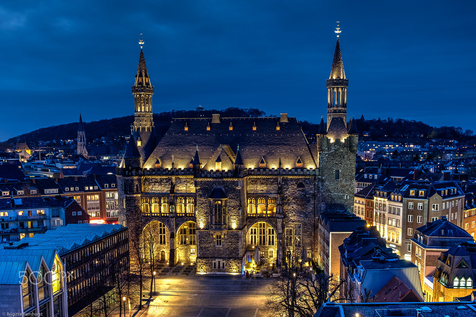 Fujifilm X-E2 + Fujifilm XF 18-55mm F2.8-4 R LM OIS sample photo. Vertikale dachführung aachener dom photography