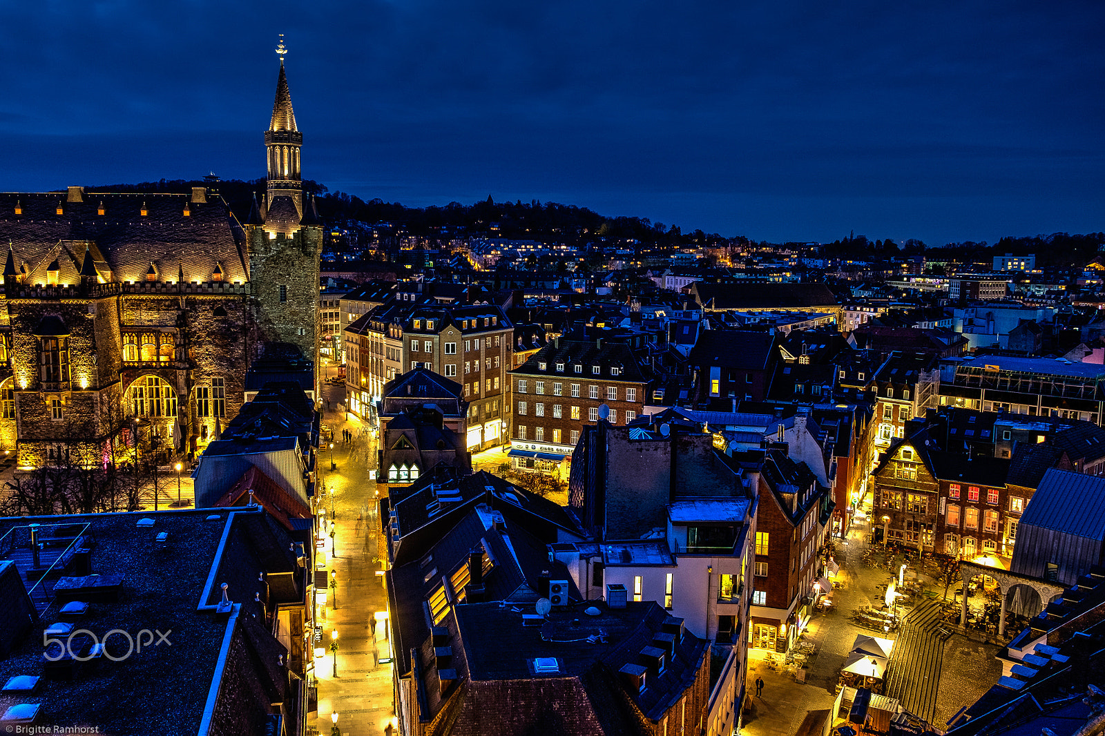 Fujifilm X-E2 + Fujifilm XF 18-55mm F2.8-4 R LM OIS sample photo. Vertikale dachführung aachener dom photography