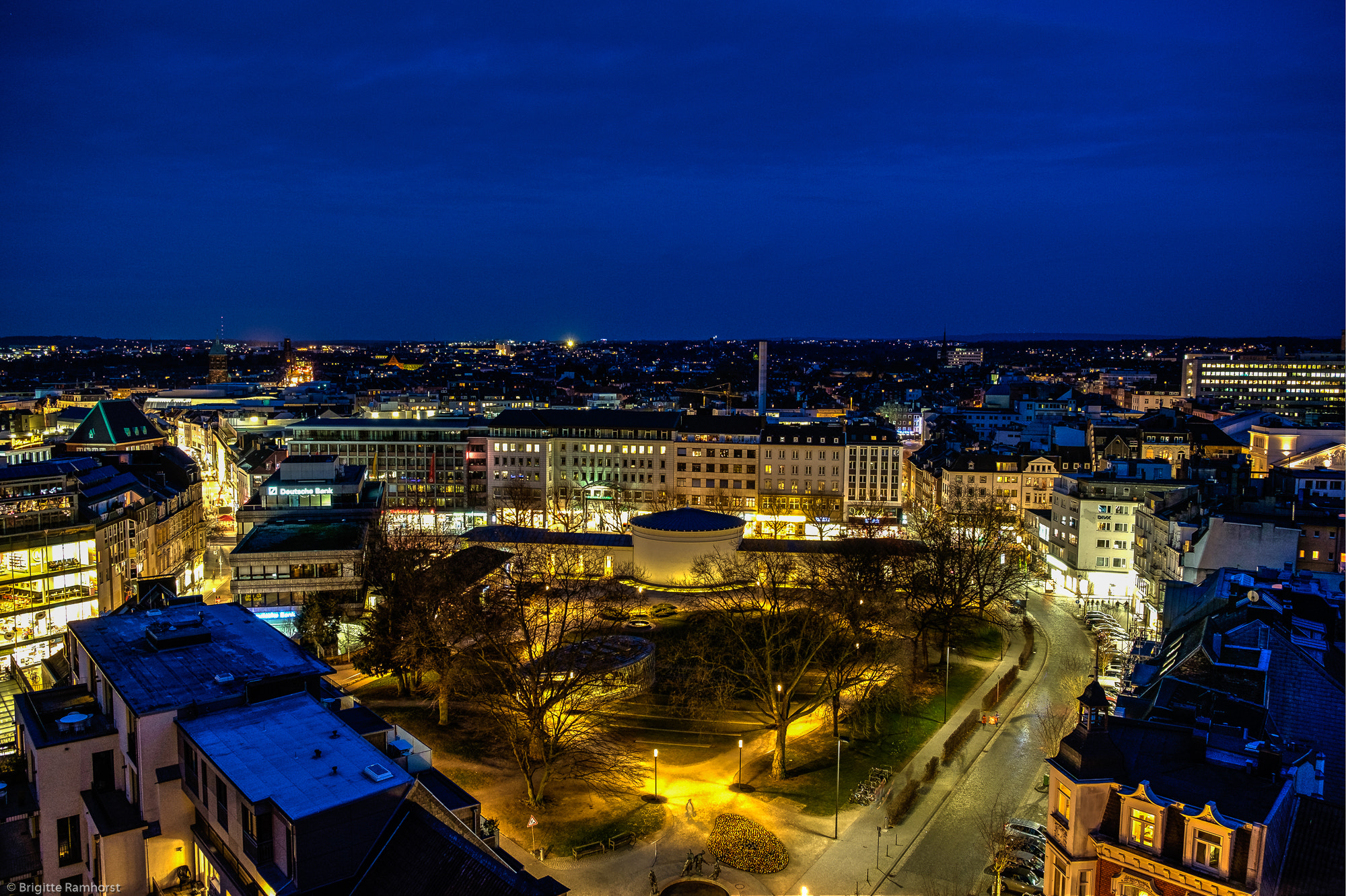Fujifilm X-E2 + Fujifilm XF 18-55mm F2.8-4 R LM OIS sample photo. Vertikale dachführung aachener dom photography