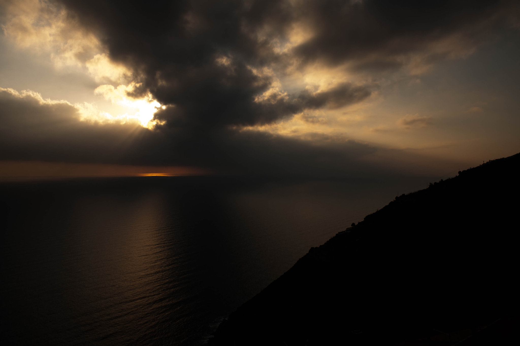 Canon EOS 1000D (EOS Digital Rebel XS / EOS Kiss F) sample photo. Ragged clouds photography