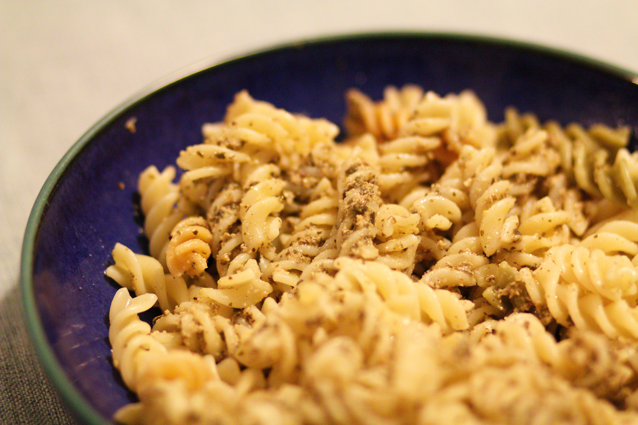 Canon EOS 550D (EOS Rebel T2i / EOS Kiss X4) + Canon EF 85mm F1.8 USM sample photo. Pesto pasta photography