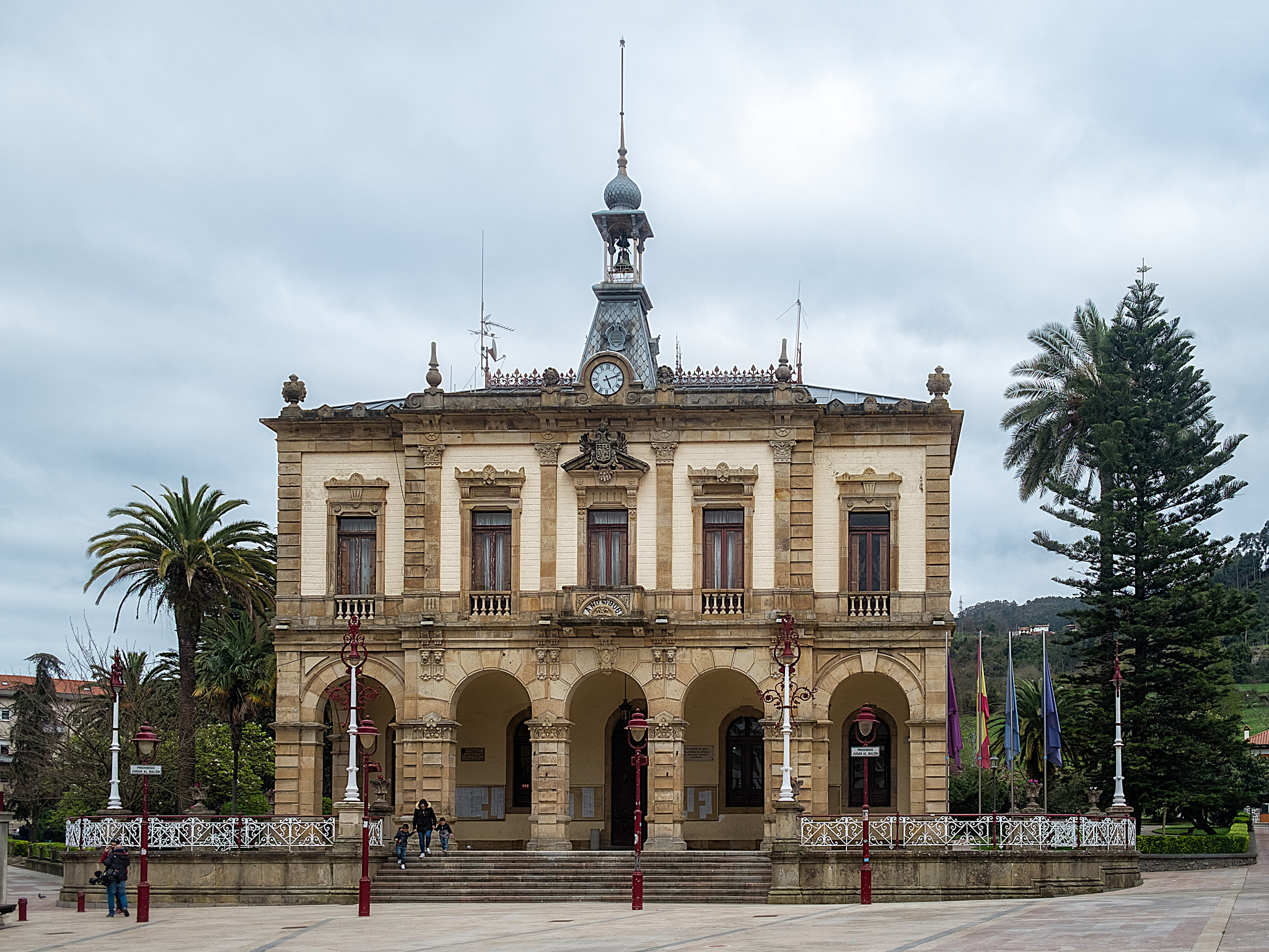 Fujifilm X-E1 + Fujifilm XF 18-55mm F2.8-4 R LM OIS sample photo. Ayuntamiento de villaviciosa (townhall) photography