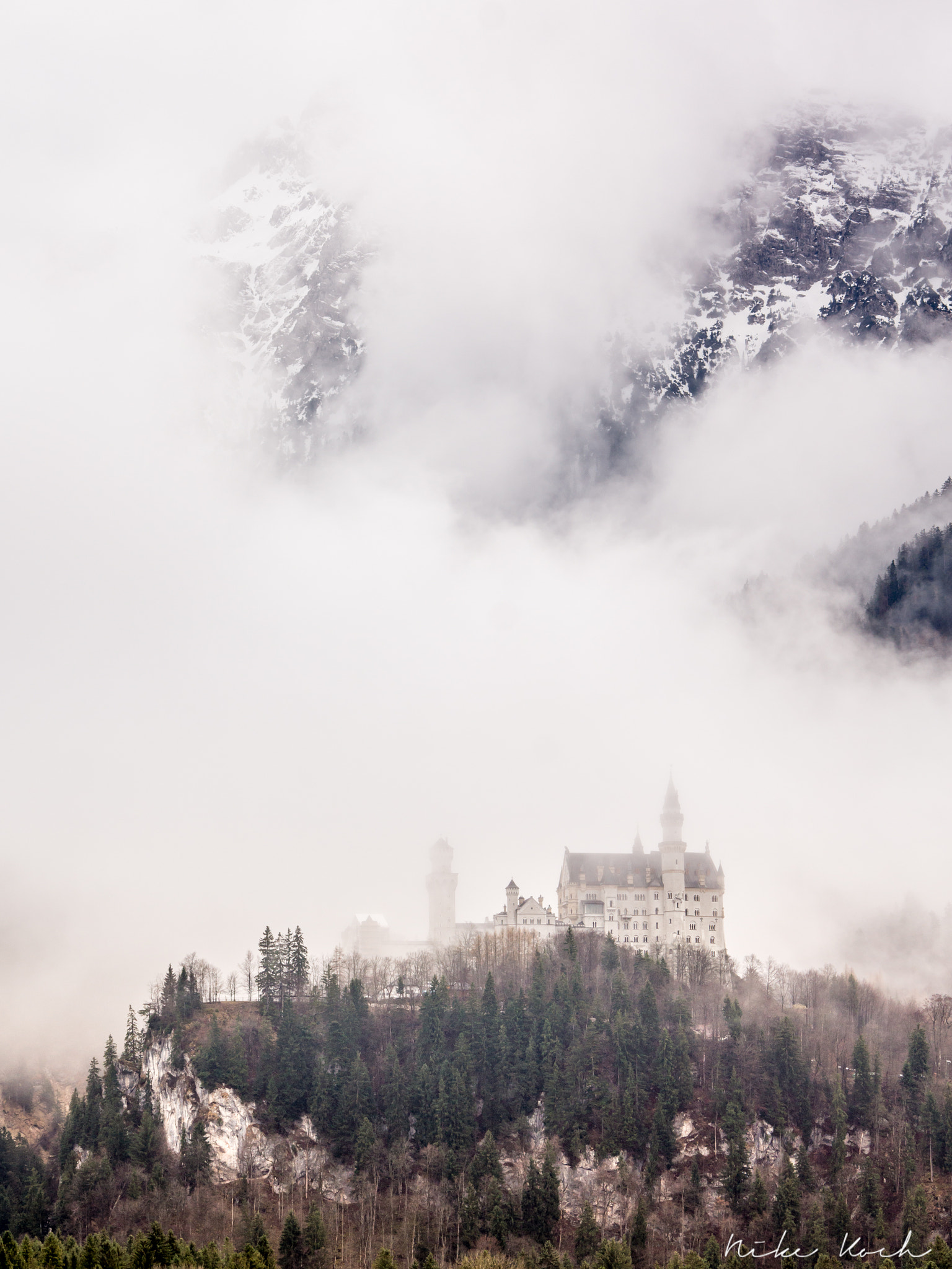 Sony 70-400mm F4-5.6 G SSM II sample photo. Neuschwanstein in the clouds photography