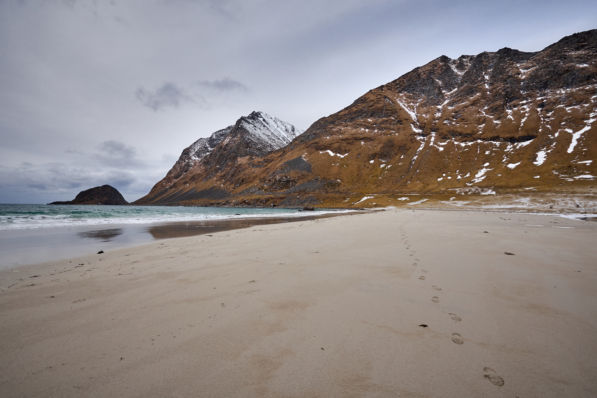 Olympus OM-D E-M10 + Olympus M.Zuiko Digital ED 9-18mm F4.0-5.6 sample photo. Haukland beach photography