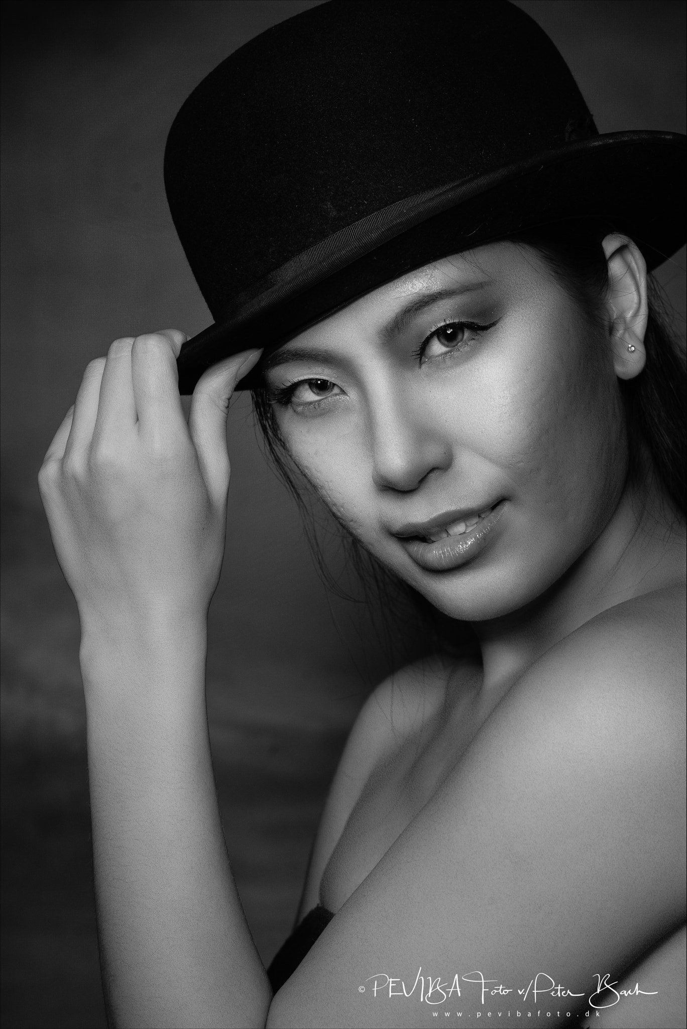 Nikon D800 + Nikon AF-S Nikkor 85mm F1.4G sample photo. Woman with hat photography