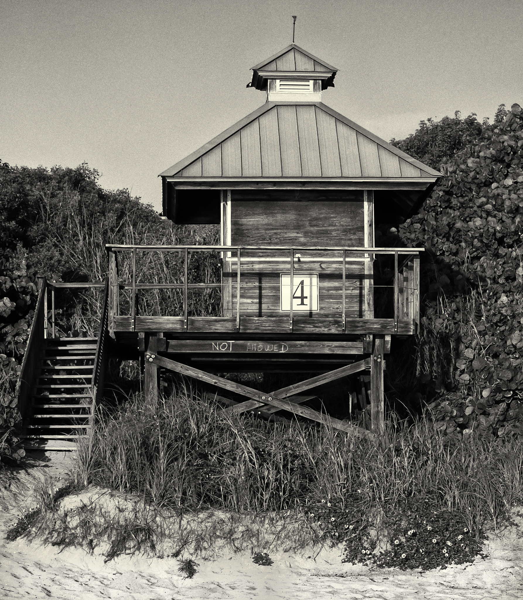 Nikon D300 sample photo. Lifeguard station photography