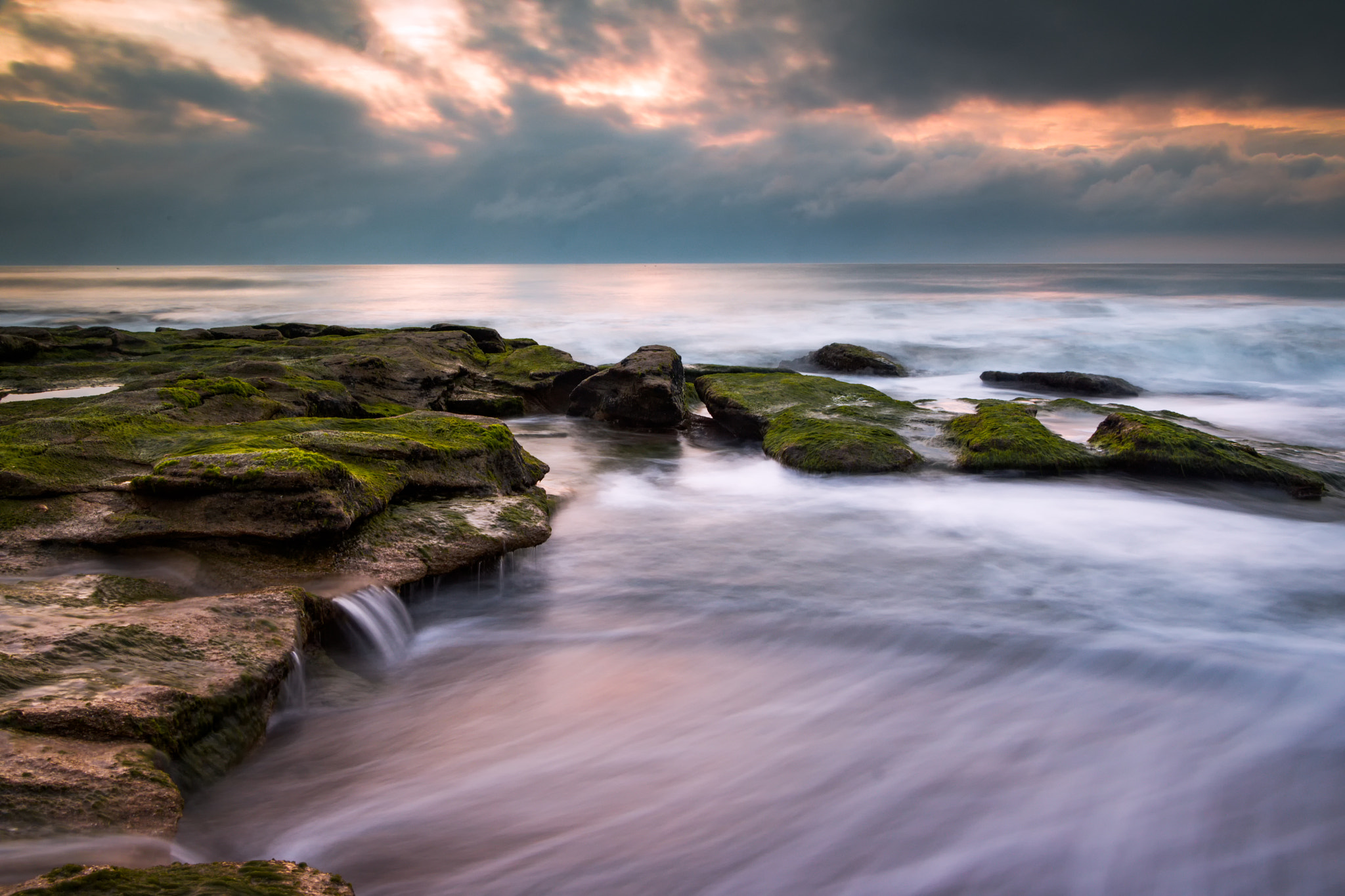 Canon EOS 750D (EOS Rebel T6i / EOS Kiss X8i) sample photo. Moody sunrise at the coquina rocks photography