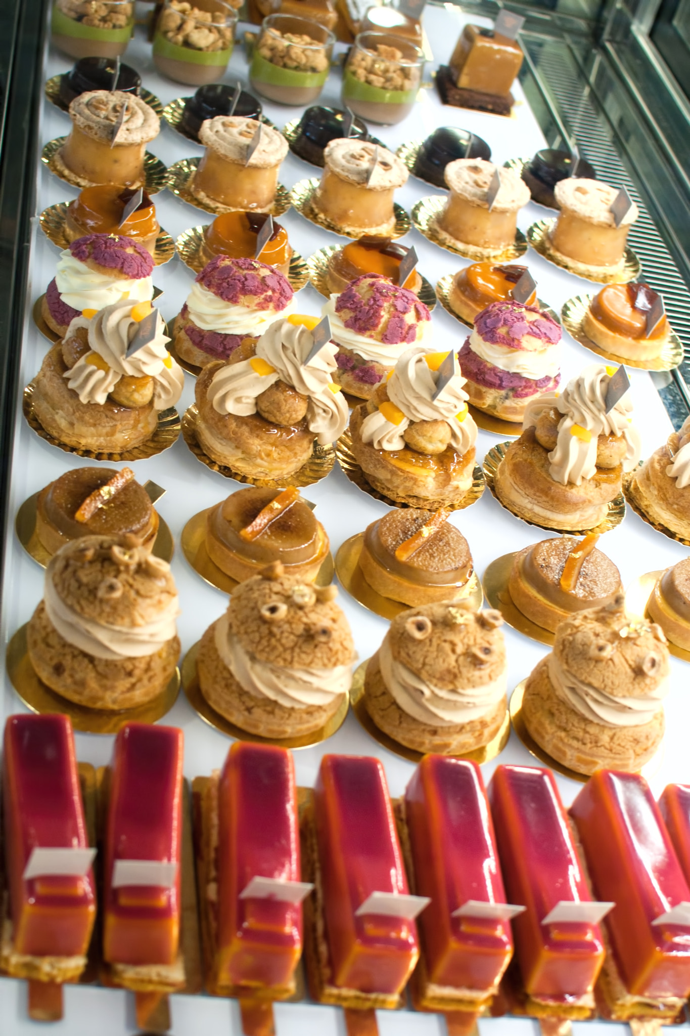 Nikon D300 + Nikon AF-S DX Nikkor 35mm F1.8G sample photo. Let them eat cake photography