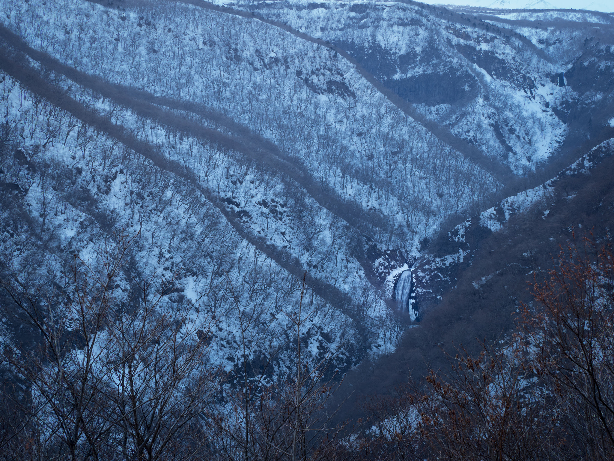 Olympus OM-D E-M1 Mark II + Olympus M.Zuiko Digital ED 40-150mm F2.8 Pro sample photo. Snow valley photography