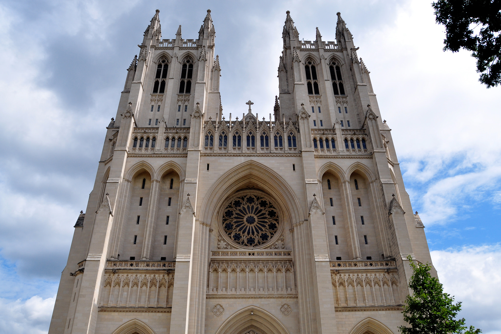 Nikon D90 + Nikon AF-S DX Nikkor 18-55mm F3.5-5.6G II sample photo. National cathedral i photography