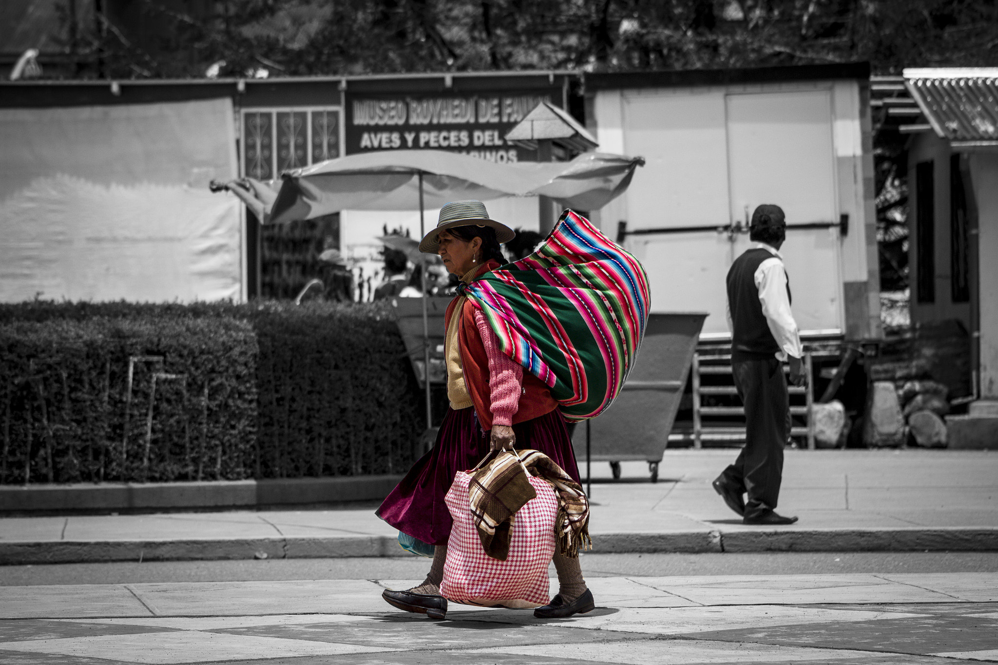 Canon EOS 550D (EOS Rebel T2i / EOS Kiss X4) + EF75-300mm f/4-5.6 sample photo. Peruvian woman photography