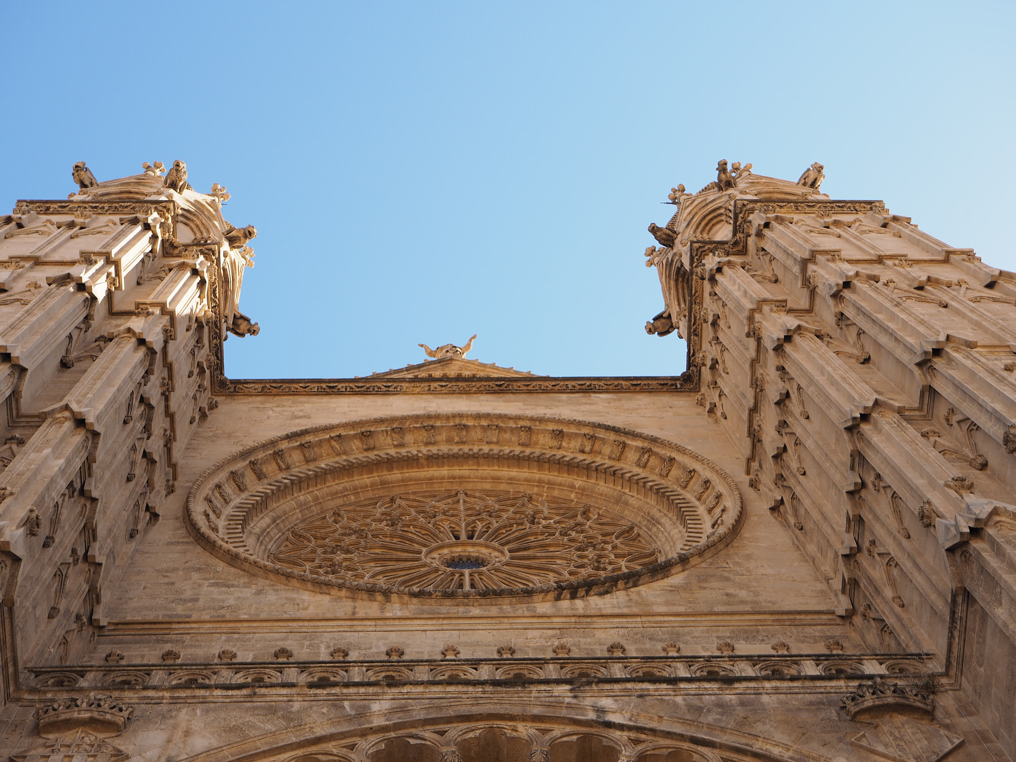 Olympus OM-D E-M10 II + LUMIX G 25/F1.7 sample photo. Cathedral in palma, mallorca, spain photography