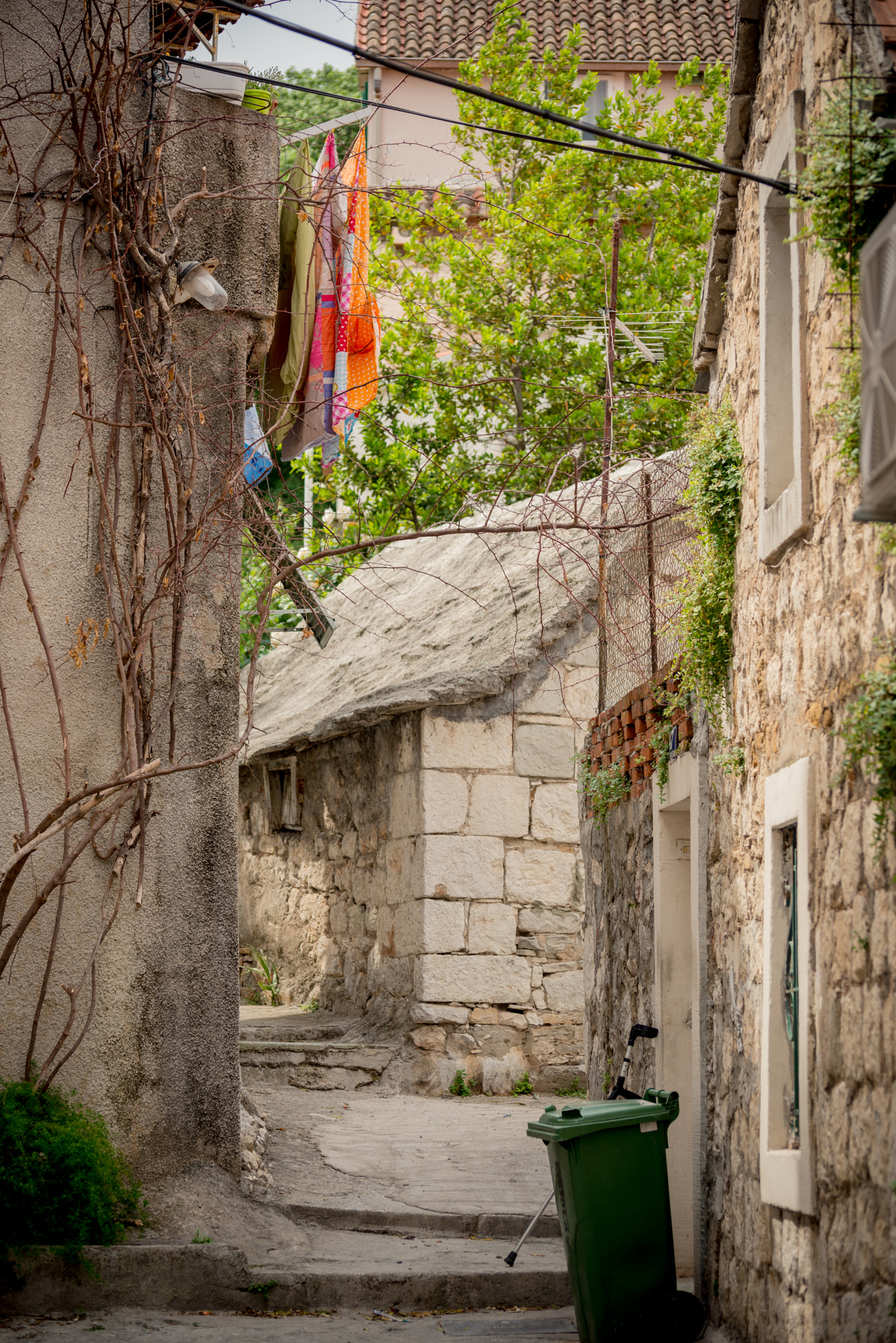 Nikon D800 sample photo. Alley in split with laundry photography