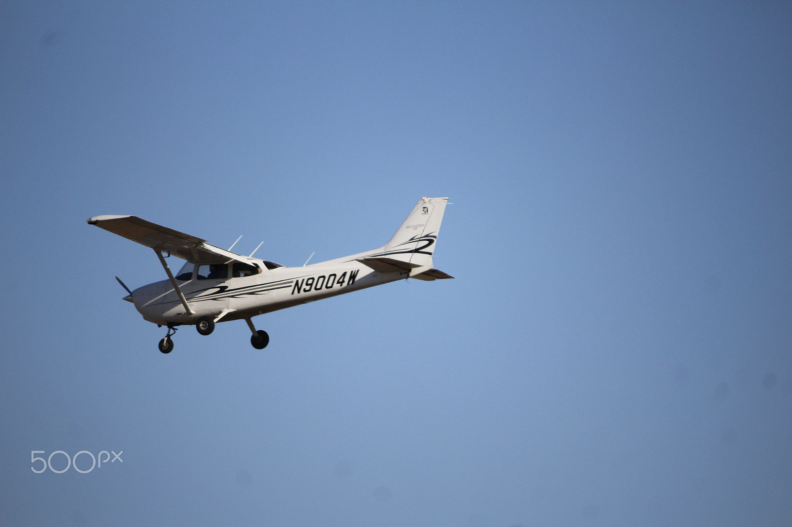 Canon EF-S 55-250mm F4-5.6 IS sample photo. Cessna pattern practice photography