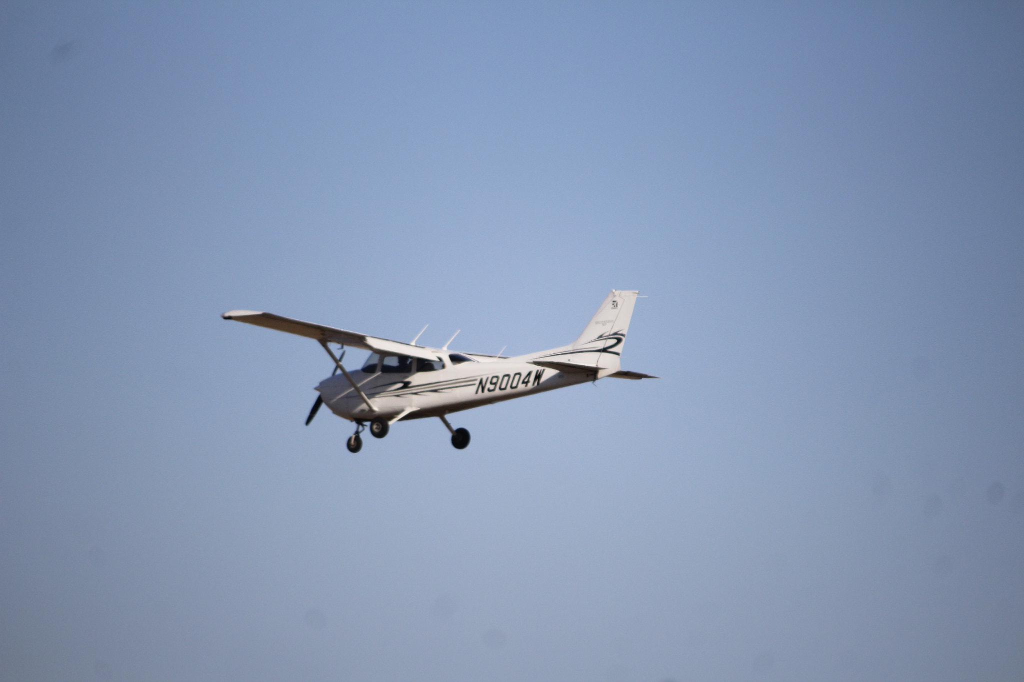 Canon EF-S 55-250mm F4-5.6 IS sample photo. Cessna in the pattern photography