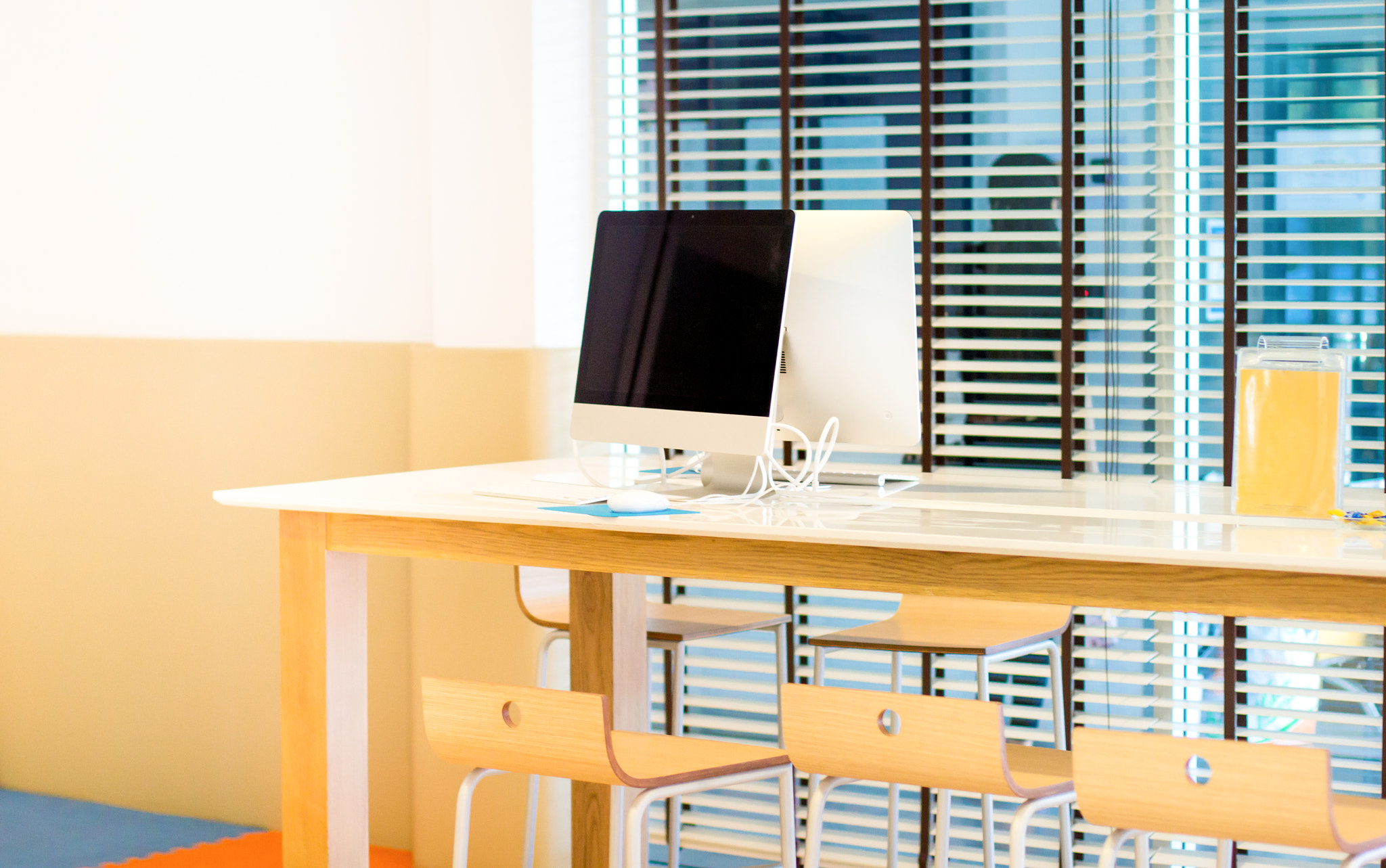 Canon EOS 60D + Canon EF 50mm F1.4 USM sample photo. Customer lounge with computer for entertain customer photography