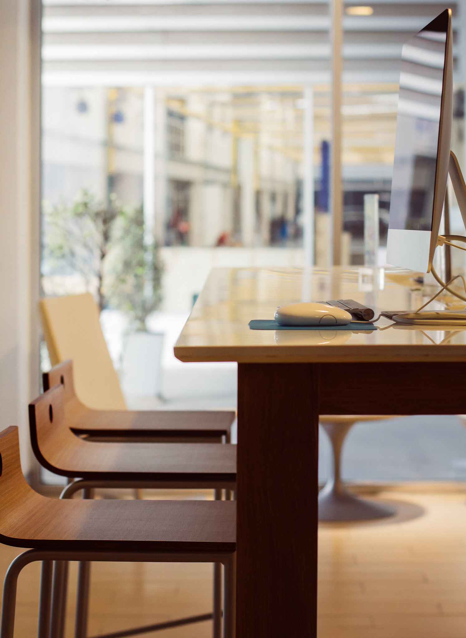 Canon EOS 60D + Canon EF 50mm F1.4 USM sample photo. Customer lounge with computer for entertain customer photography