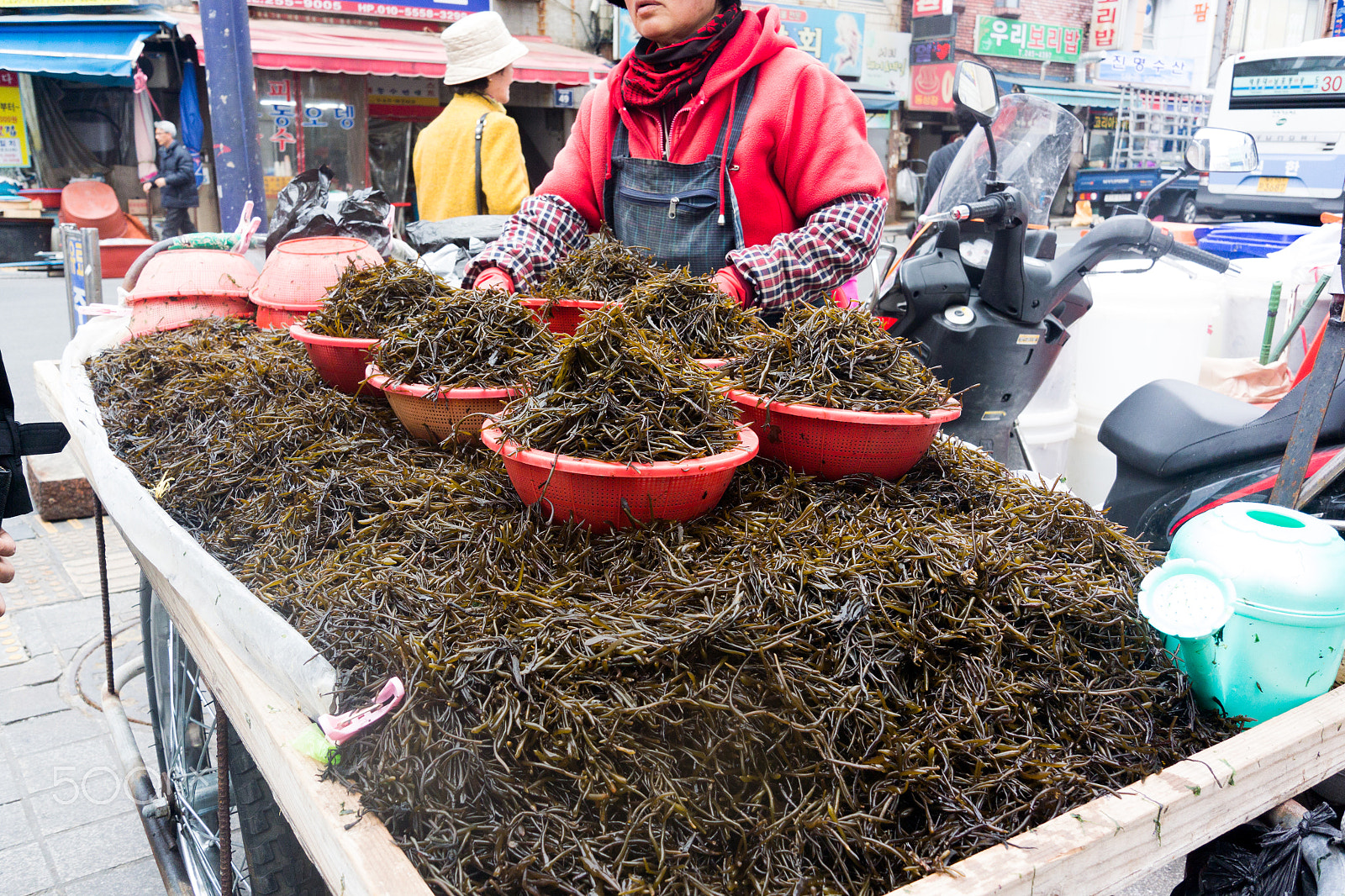 Nikon 1 Nikkor AW 11-27.5mm F3.5-5.6 sample photo. A woman sell seaweed on a cart in seafood market photography
