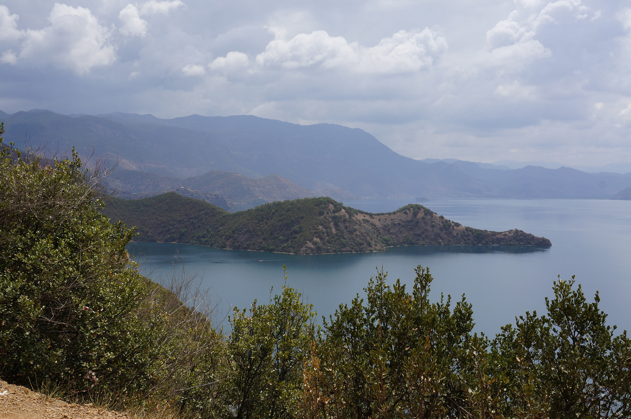 Sony Alpha NEX-5R + Sony E 18-50mm F4-5.6 sample photo. Lugu lake photography
