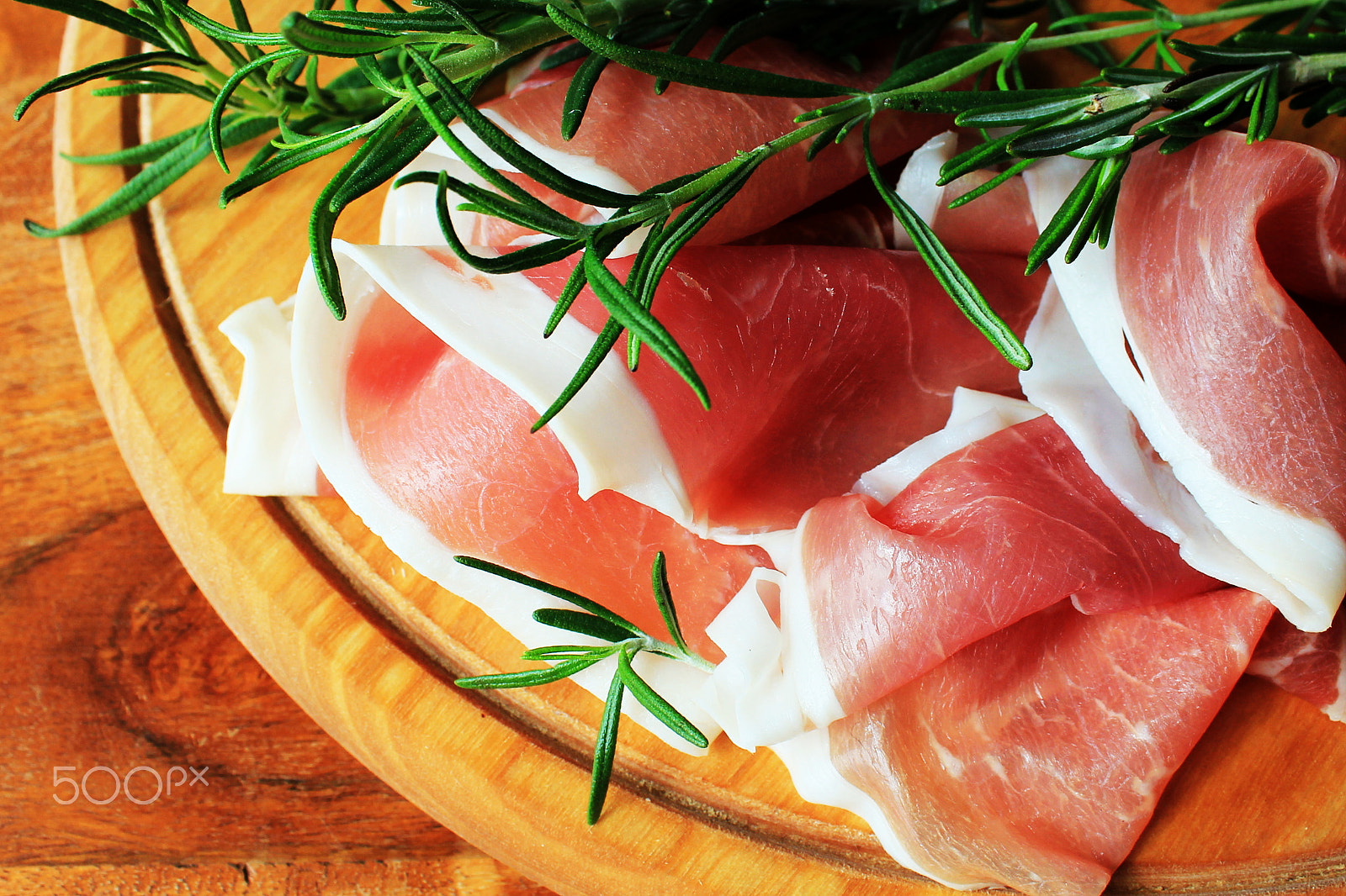 Canon EOS 550D (EOS Rebel T2i / EOS Kiss X4) + Canon EF 28mm F2.8 sample photo. Slices of ham on a cutting board photography