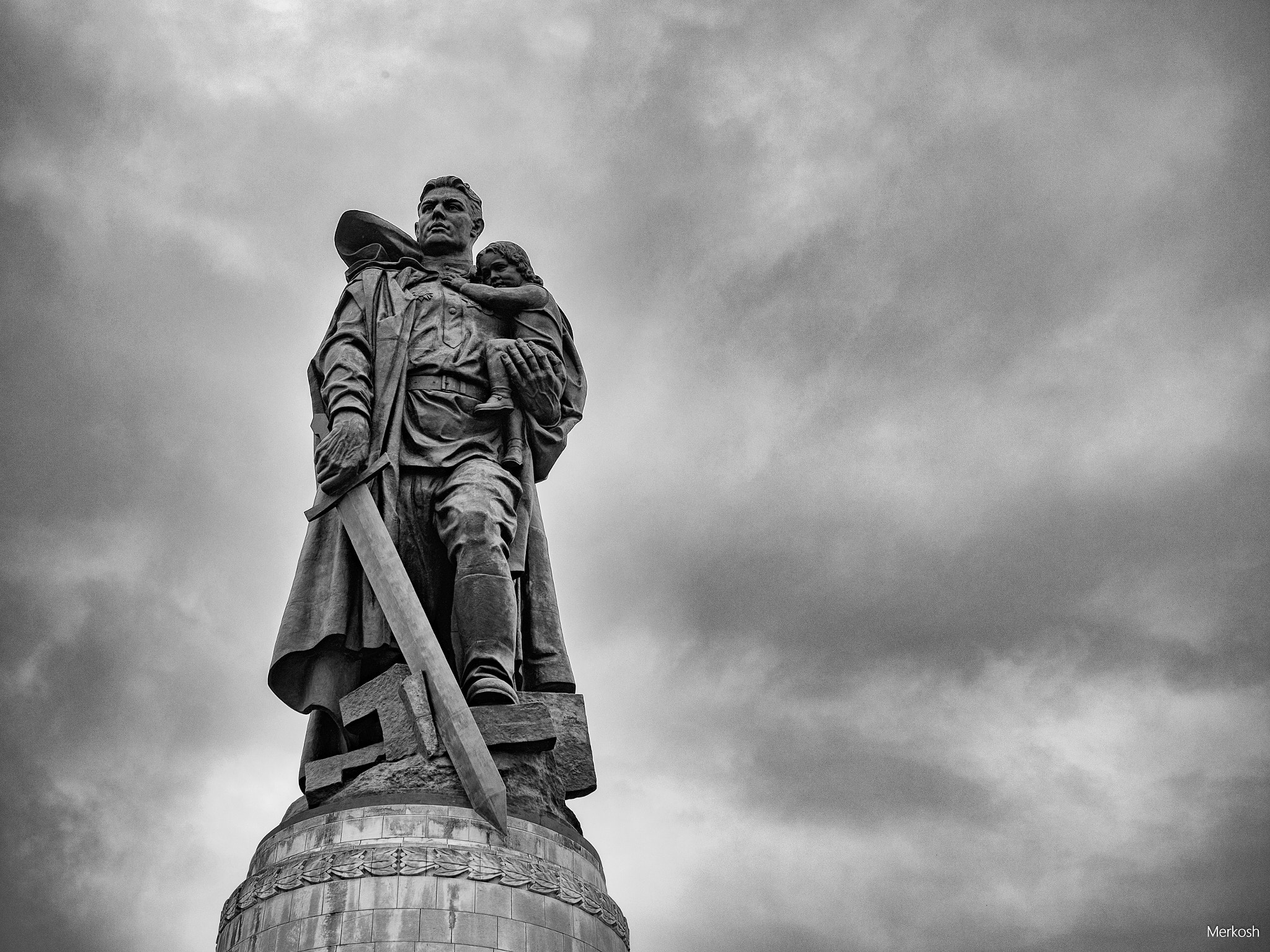 Olympus OM-D E-M1 Mark II + Olympus M.Zuiko Digital ED 12-40mm F2.8 Pro sample photo. Sowjet war memorial photography