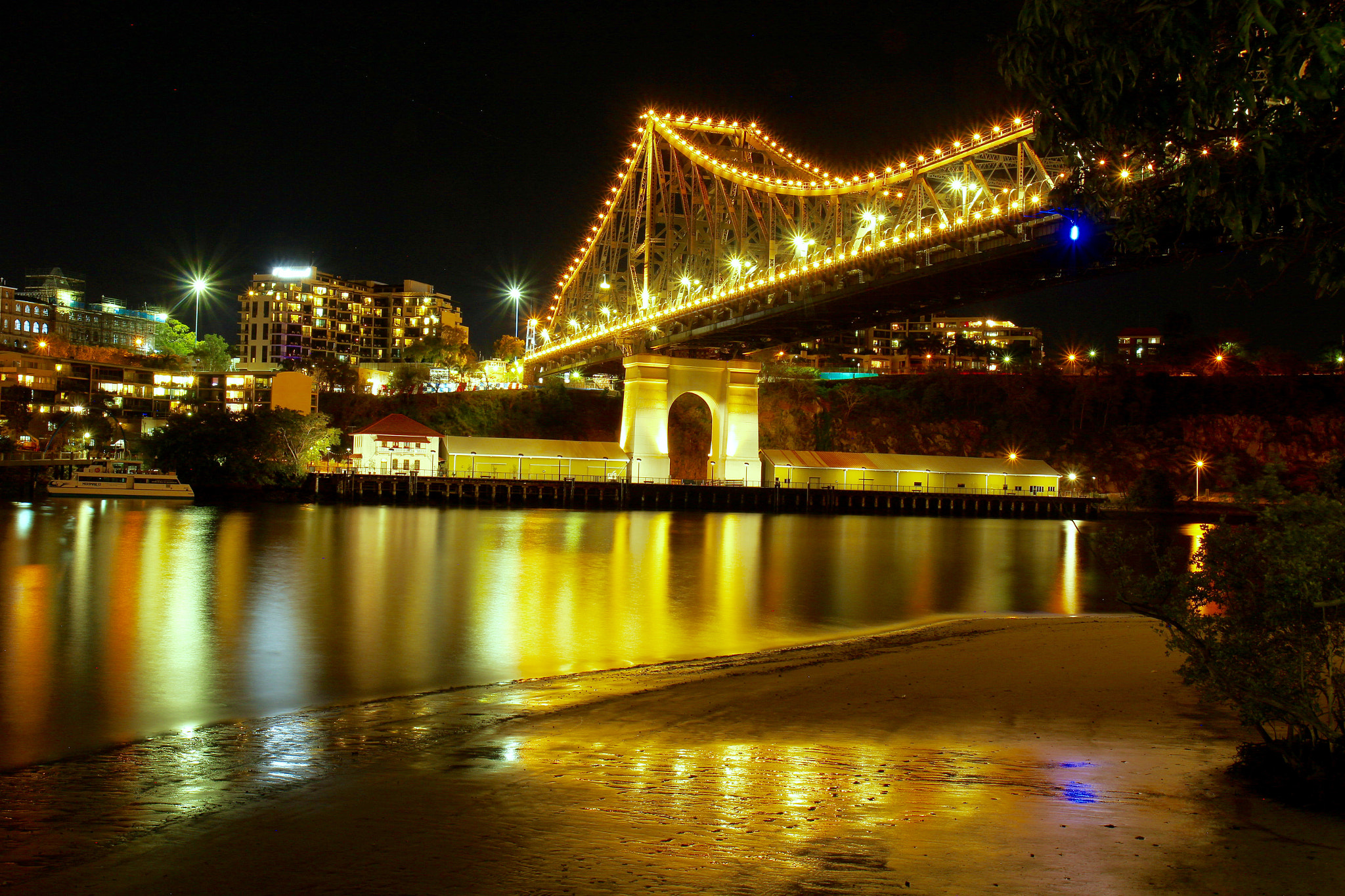 Canon EF-S 17-55mm F2.8 IS USM sample photo. Reflections by night photography
