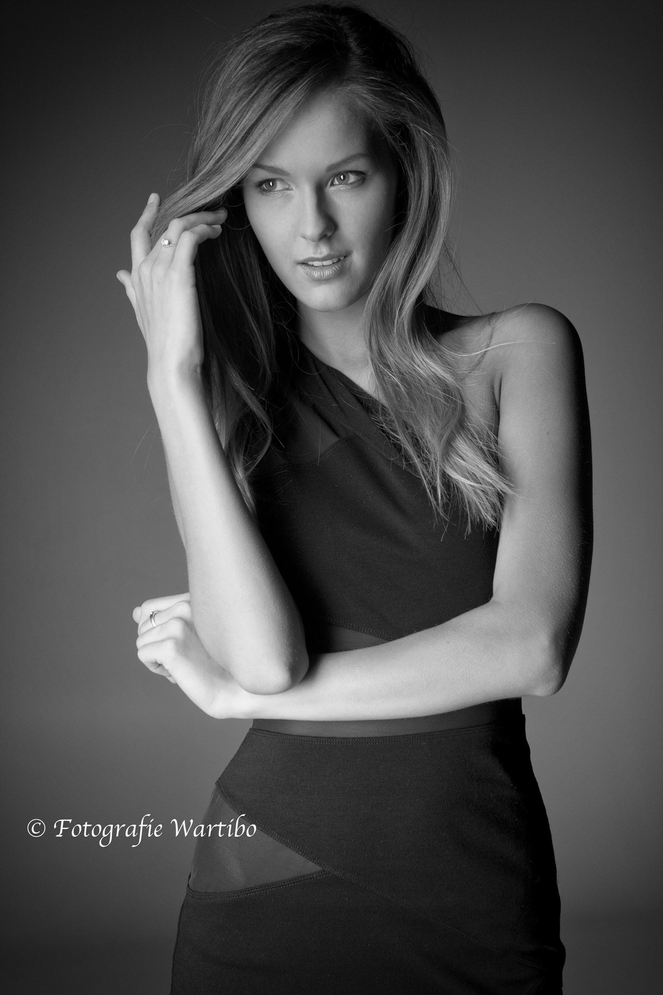 Canon EF-S 17-55mm F2.8 IS USM sample photo. Fashion black and white photography