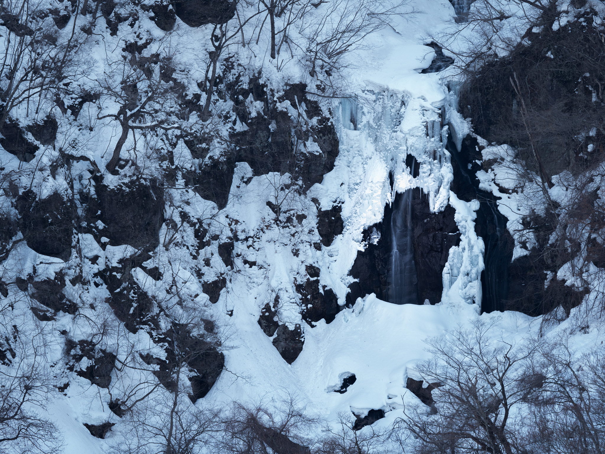 Olympus OM-D E-M1 Mark II + Olympus M.Zuiko Digital ED 40-150mm F2.8 Pro sample photo. Remaining snow of waterfall photography