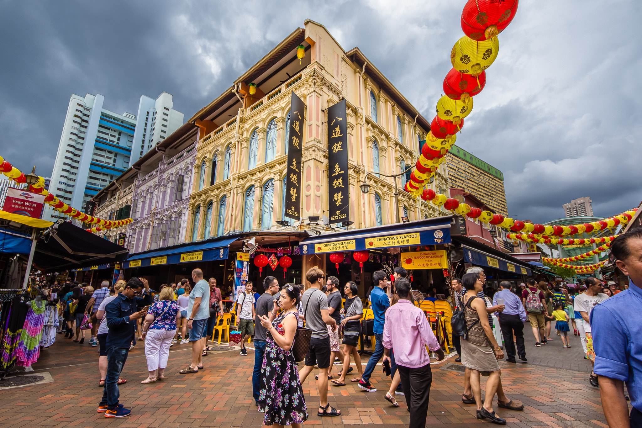 Sigma 8-16mm F4.5-5.6 DC HSM sample photo. People walking at chinatown photography
