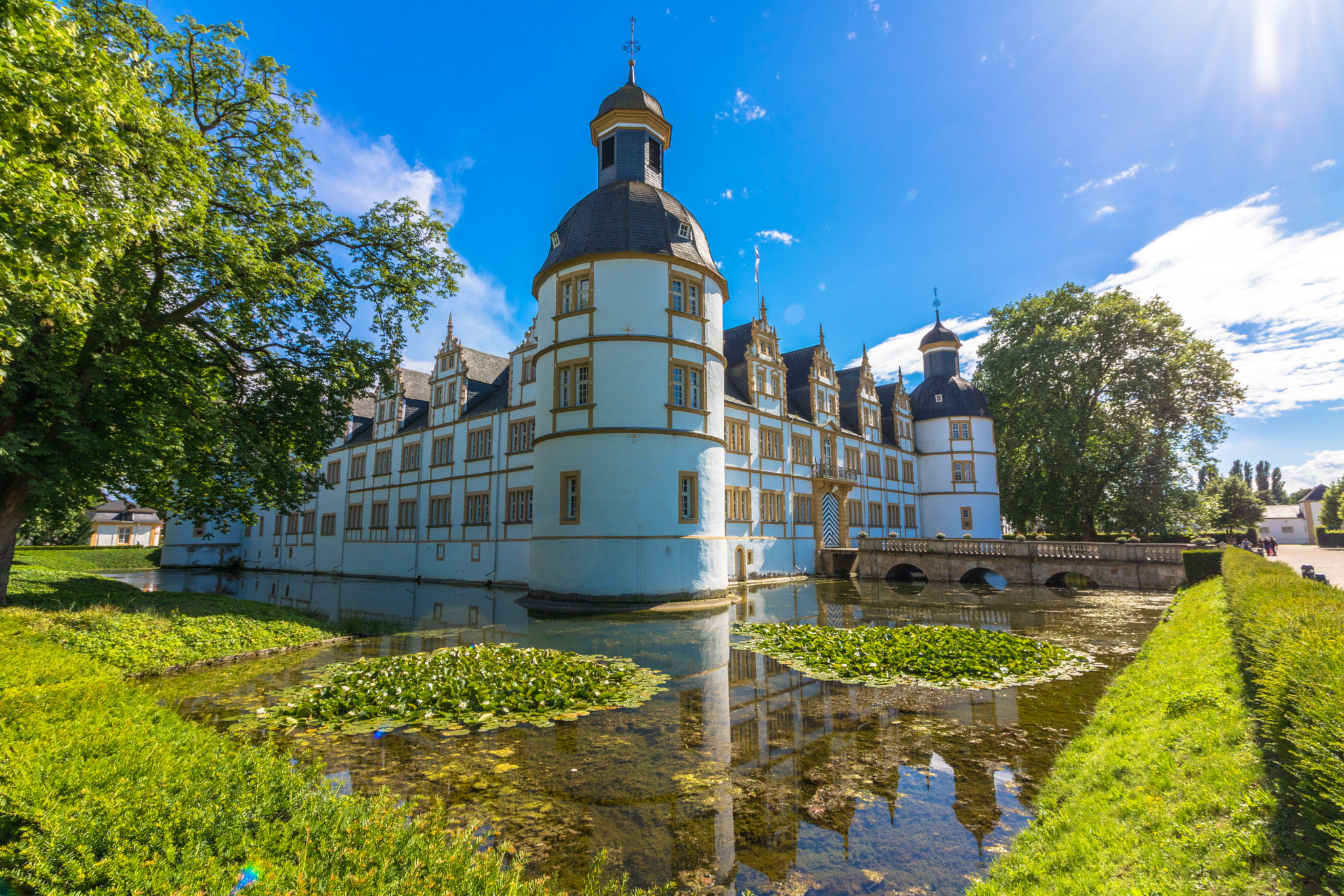 Canon EOS 760D (EOS Rebel T6s / EOS 8000D) + Canon EF-S 10-18mm F4.5–5.6 IS STM sample photo. Paderborn - schloss neuhaus photography