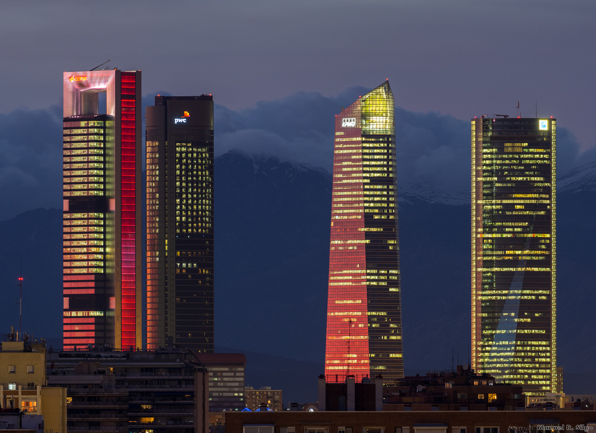 Olympus OM-D E-M1 Mark II + OLYMPUS M.300mm F4.0 sample photo. Hora azul en las 4 torres photography