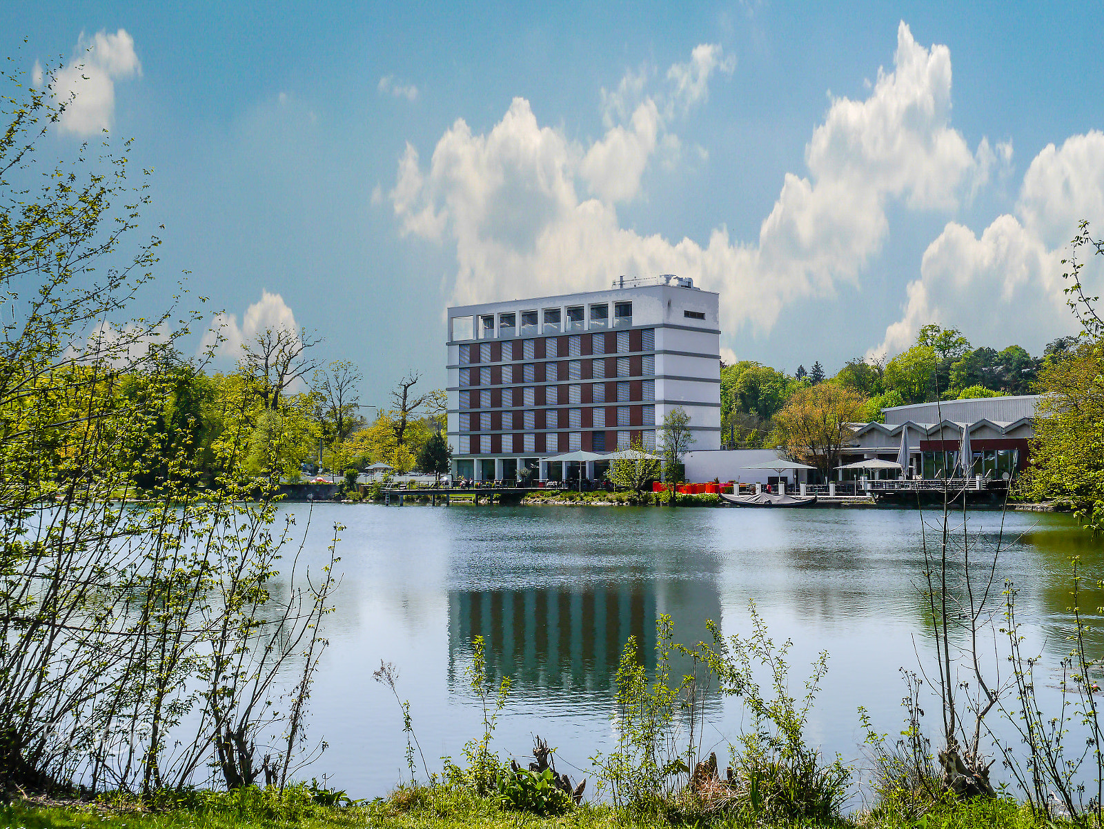 Panasonic Lumix DMC-G3 sample photo. Hotel and restaurant at the lake photography