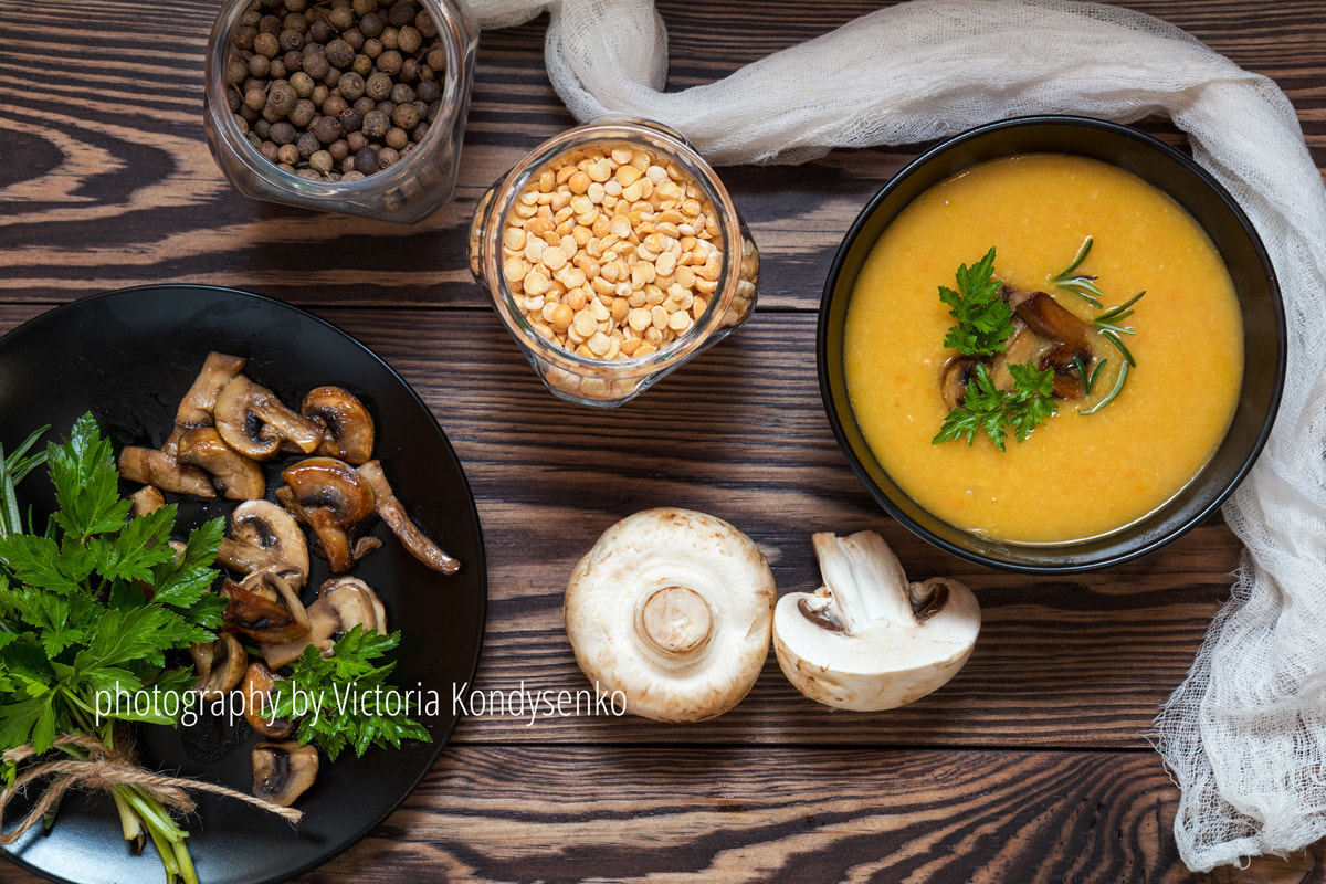 Canon EOS 80D sample photo. Pea soup with mushrooms in black plate. photography