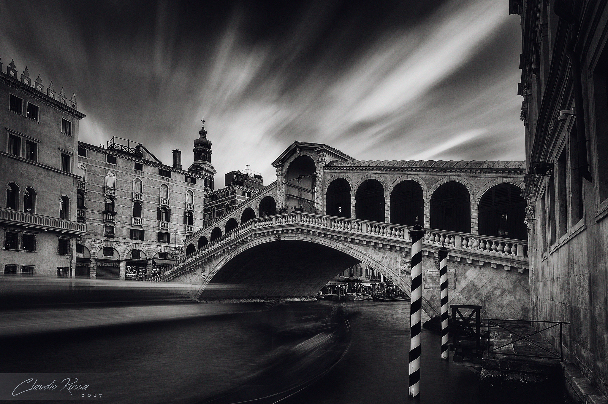 Nikon D700 + Nikon AF-S Nikkor 18-35mm F3.5-4.5G ED sample photo. Venetian traffic photography