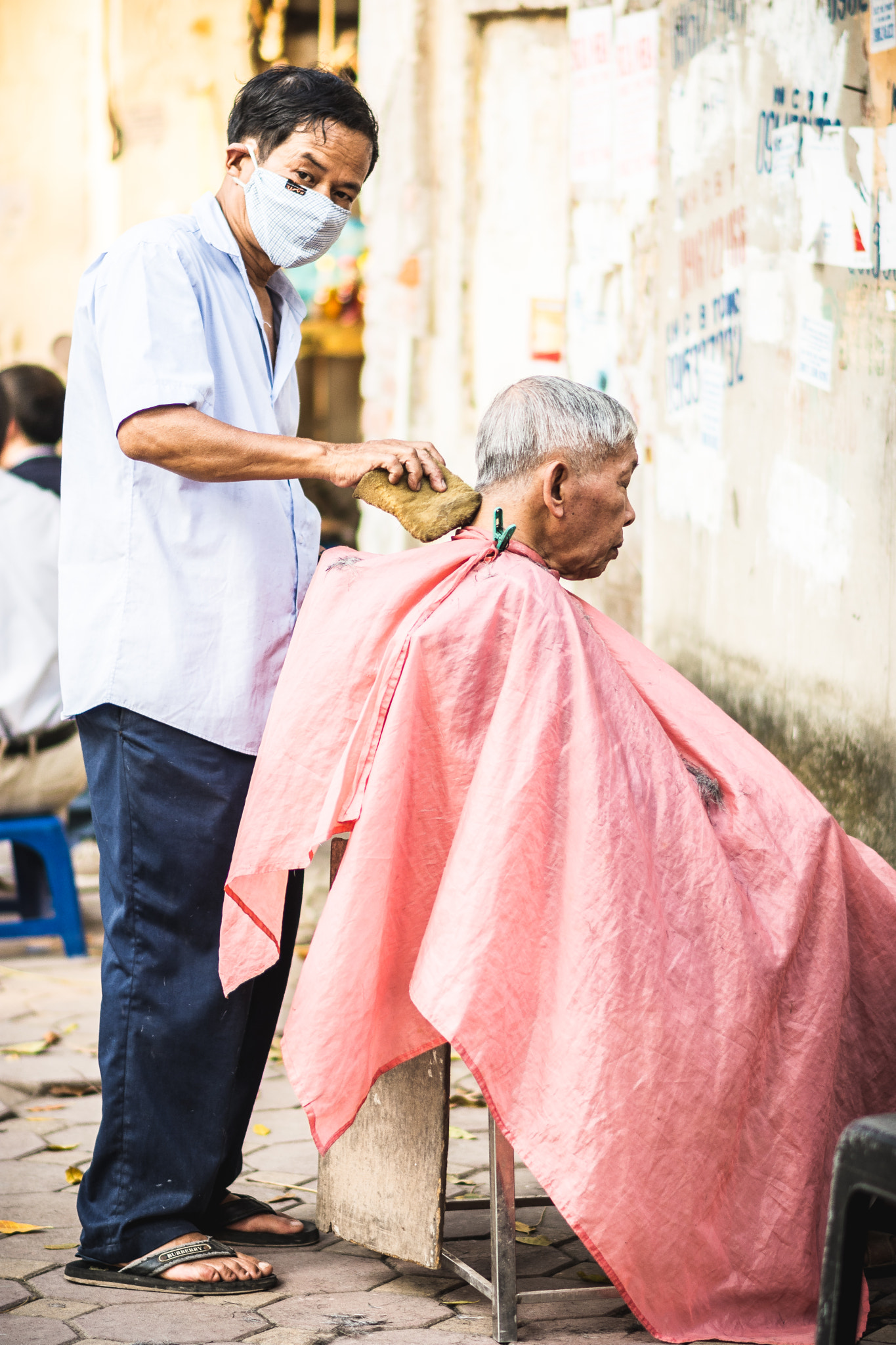 Nikon D7200 + Nikon AF-S Nikkor 85mm F1.8G sample photo. Street hair cut photography