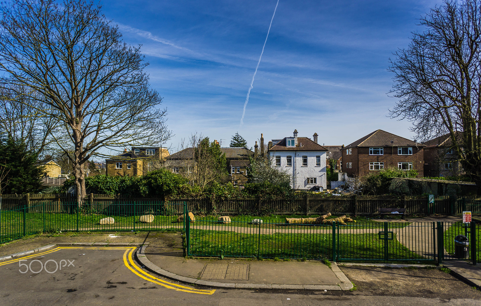 Sony a6000 + Sony E 16mm F2.8 sample photo. Sunny day in london photography