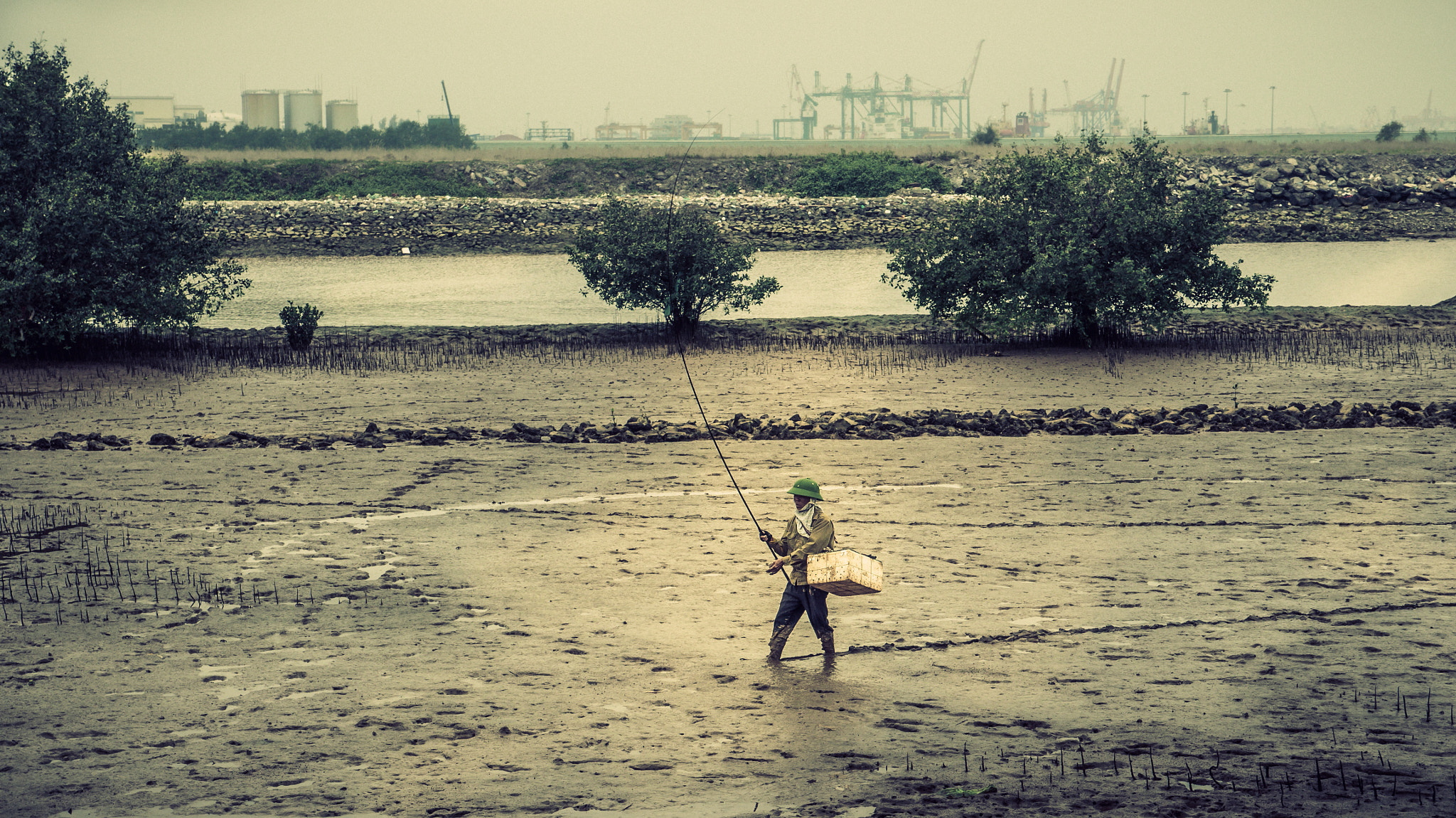 Panasonic Lumix G X Vario 12-35mm F2.8 ASPH Power OIS sample photo. Fishing in the mud photography