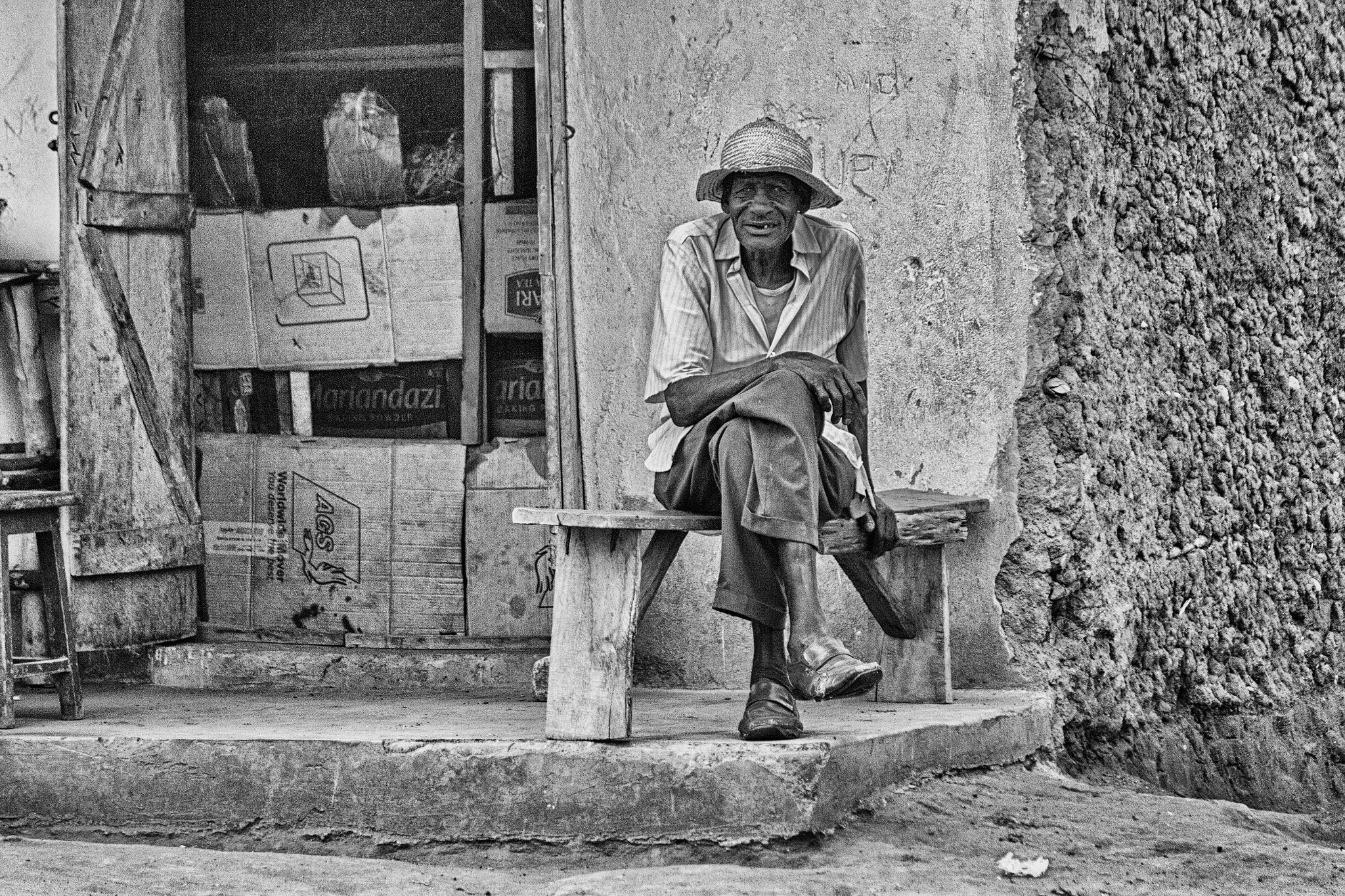 Canon EF-S 55-250mm F4-5.6 IS II sample photo. Old man outside photography