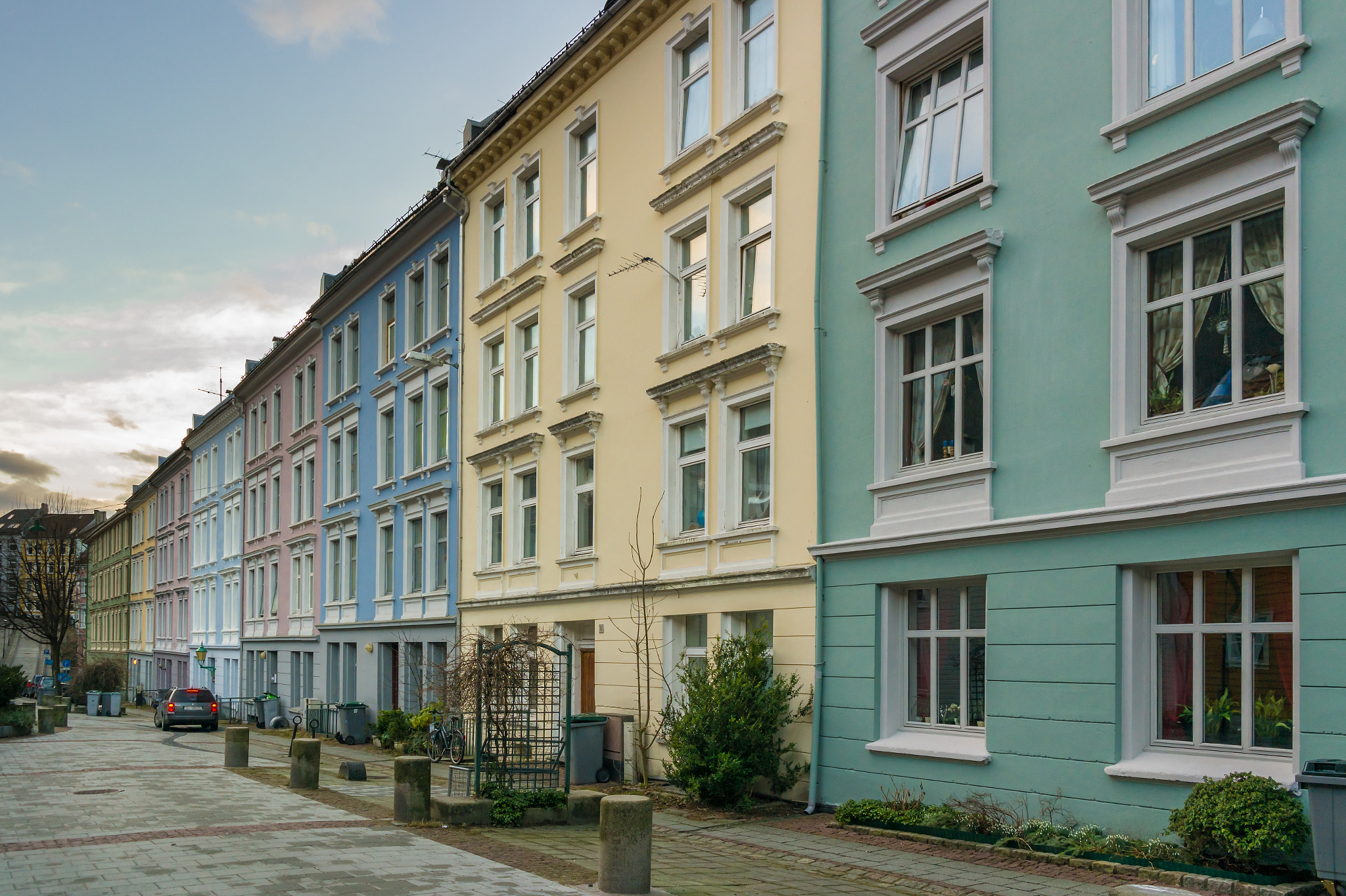 Samsung NX30 + Samsung NX 18-55mm F3.5-5.6 OIS sample photo. "the colorful streets of bergen" photography