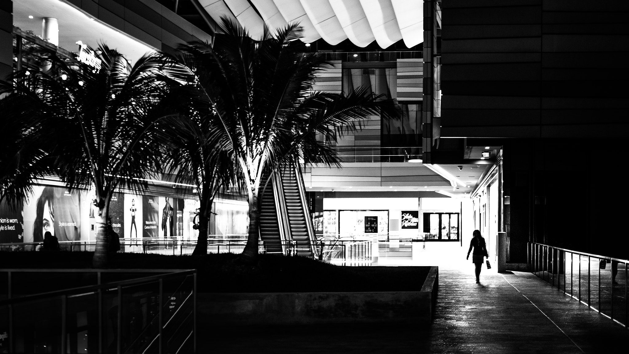 Fujifilm X-Pro2 sample photo. Shopping - miami, florida - black and white street photography photography
