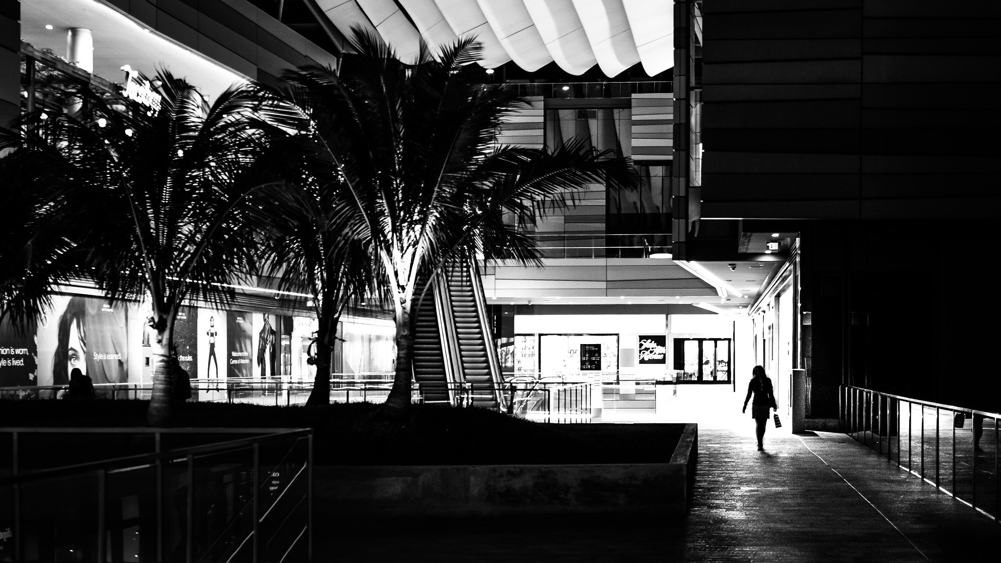 Fujifilm X-Pro2 + Fujifilm XF 23mm F1.4 R sample photo. Shopping - miami, florida - black and white street photography photography