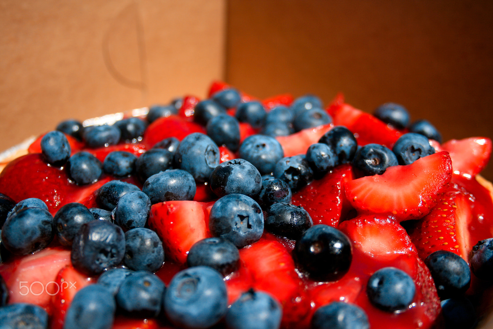 Canon EOS 400D (EOS Digital Rebel XTi / EOS Kiss Digital X) sample photo. Strawberry and blueberry topping on pie photography