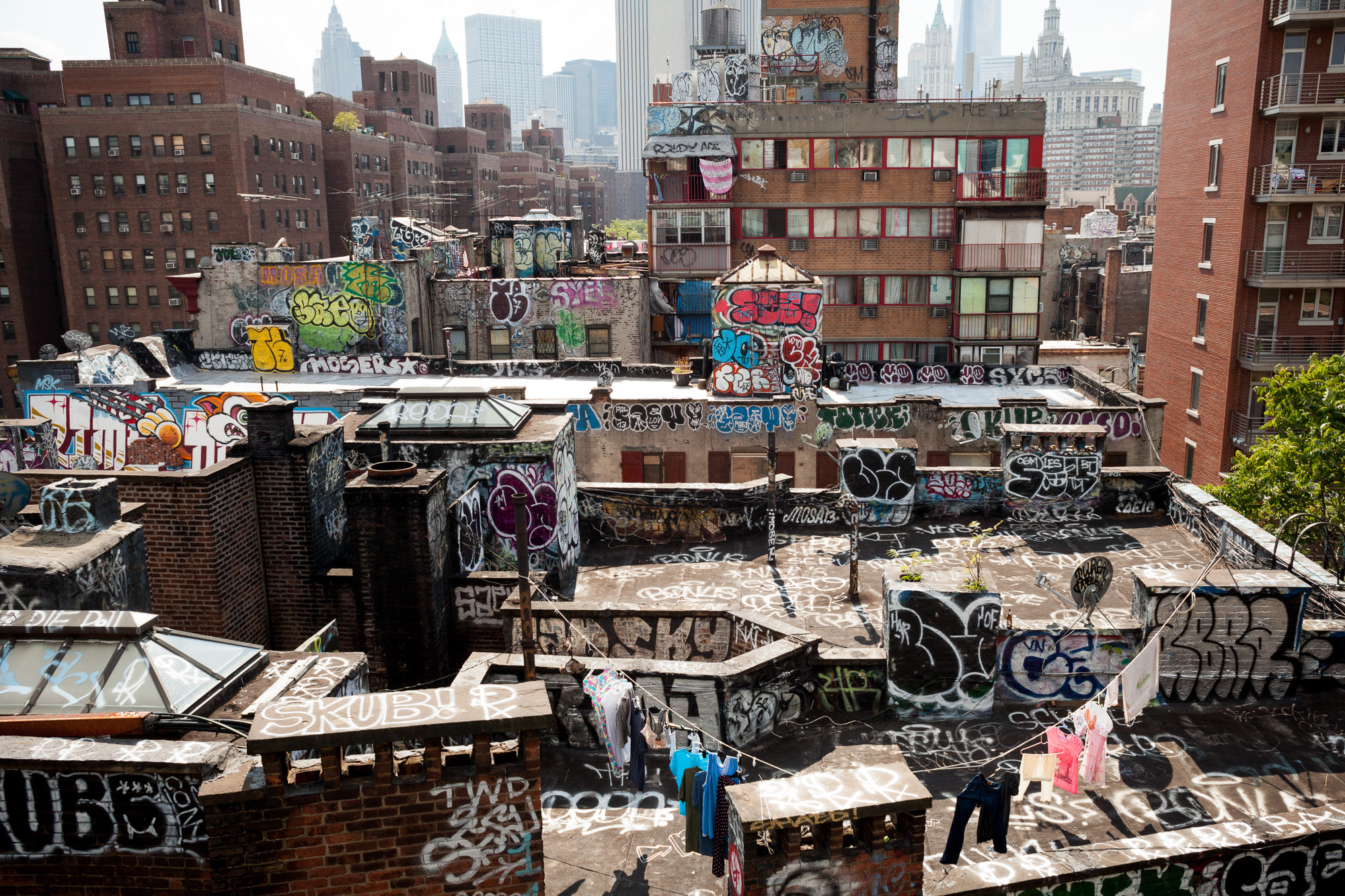 Canon EF 28mm F1.8 USM sample photo. Graffiti building, new york photography