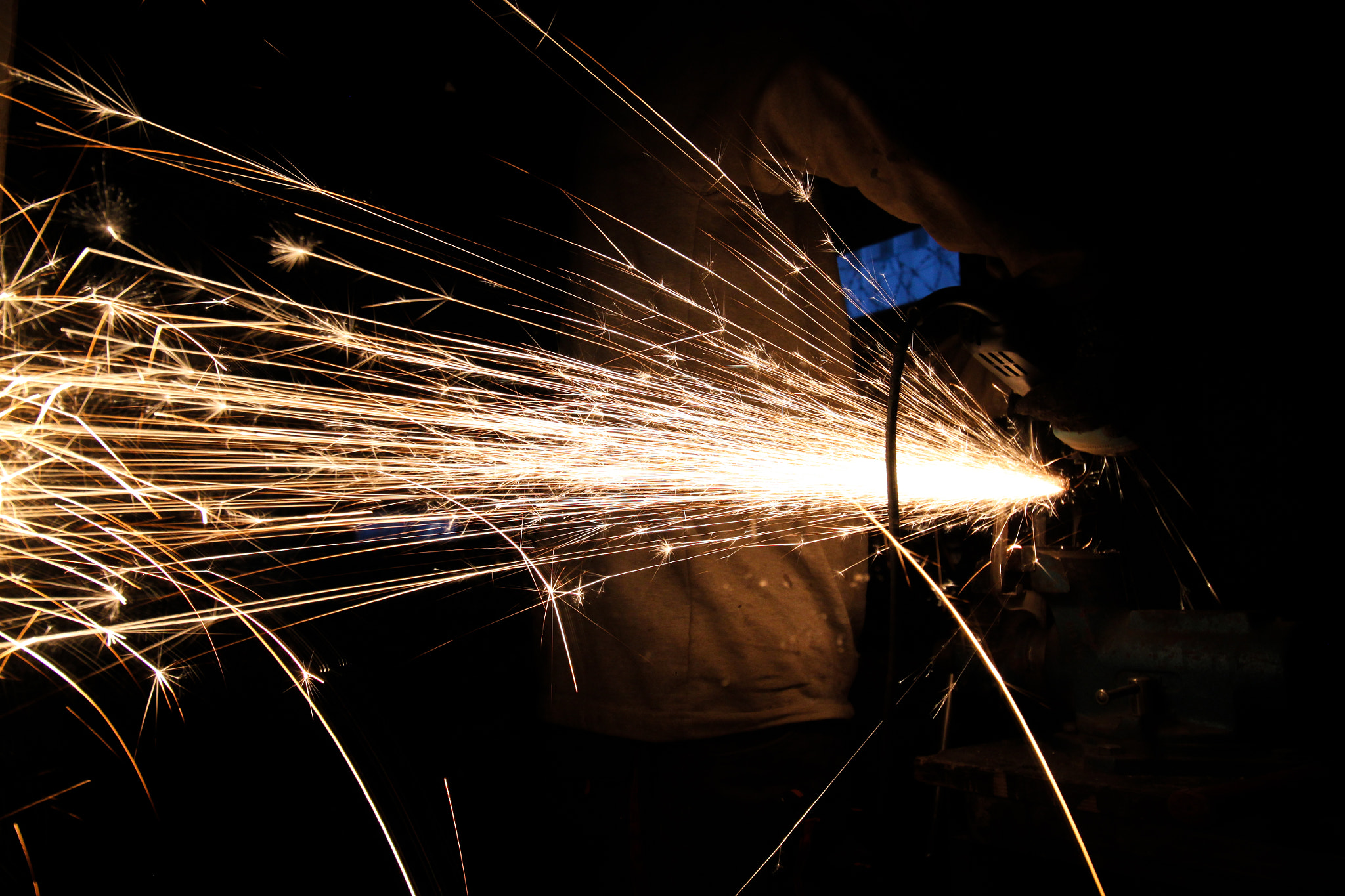 Canon EOS 500D (EOS Rebel T1i / EOS Kiss X3) sample photo. Sparks of the master photography