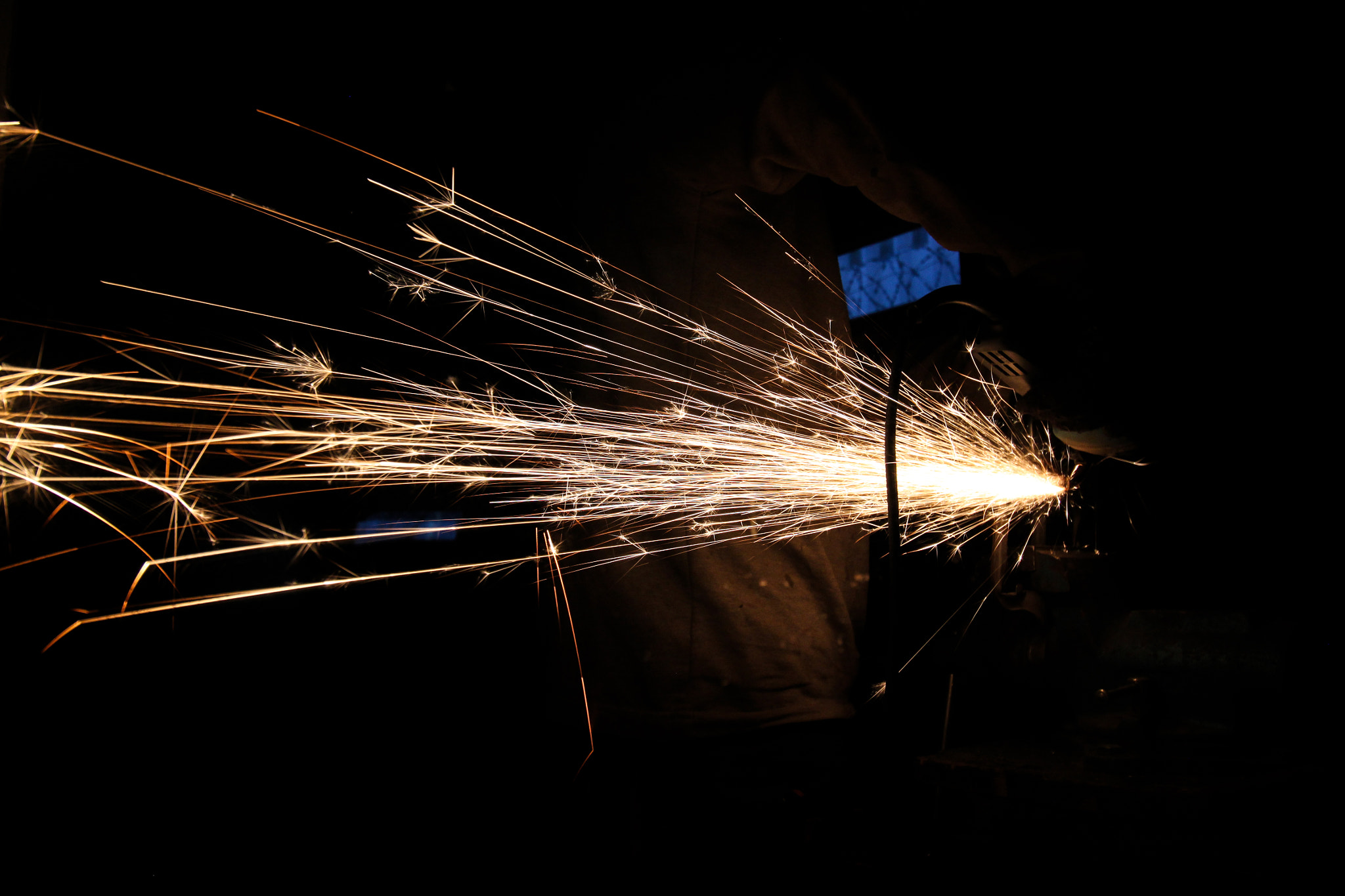 Canon EOS 500D (EOS Rebel T1i / EOS Kiss X3) sample photo. Sparks of the master photography