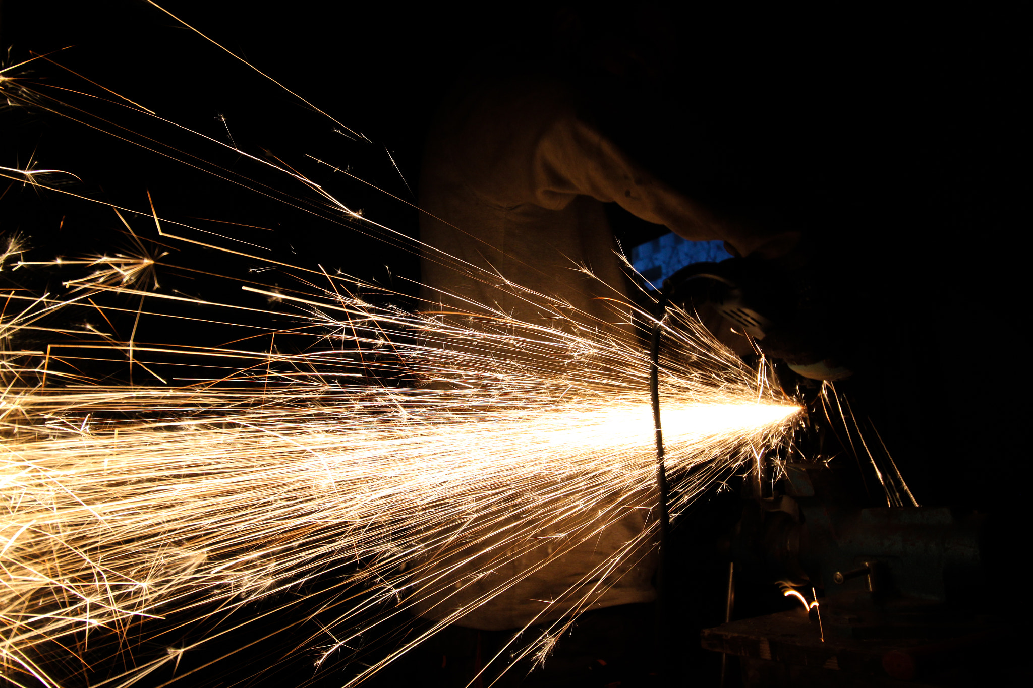 Canon EOS 500D (EOS Rebel T1i / EOS Kiss X3) sample photo. Sparks of the master photography