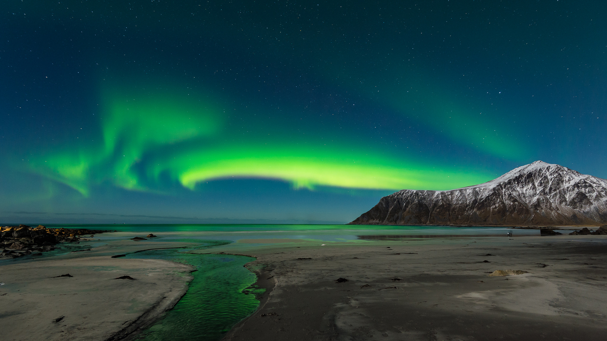 Nikon D4S + Nikon AF-S Nikkor 16-35mm F4G ED VR sample photo. Lofoten and northern lights photography