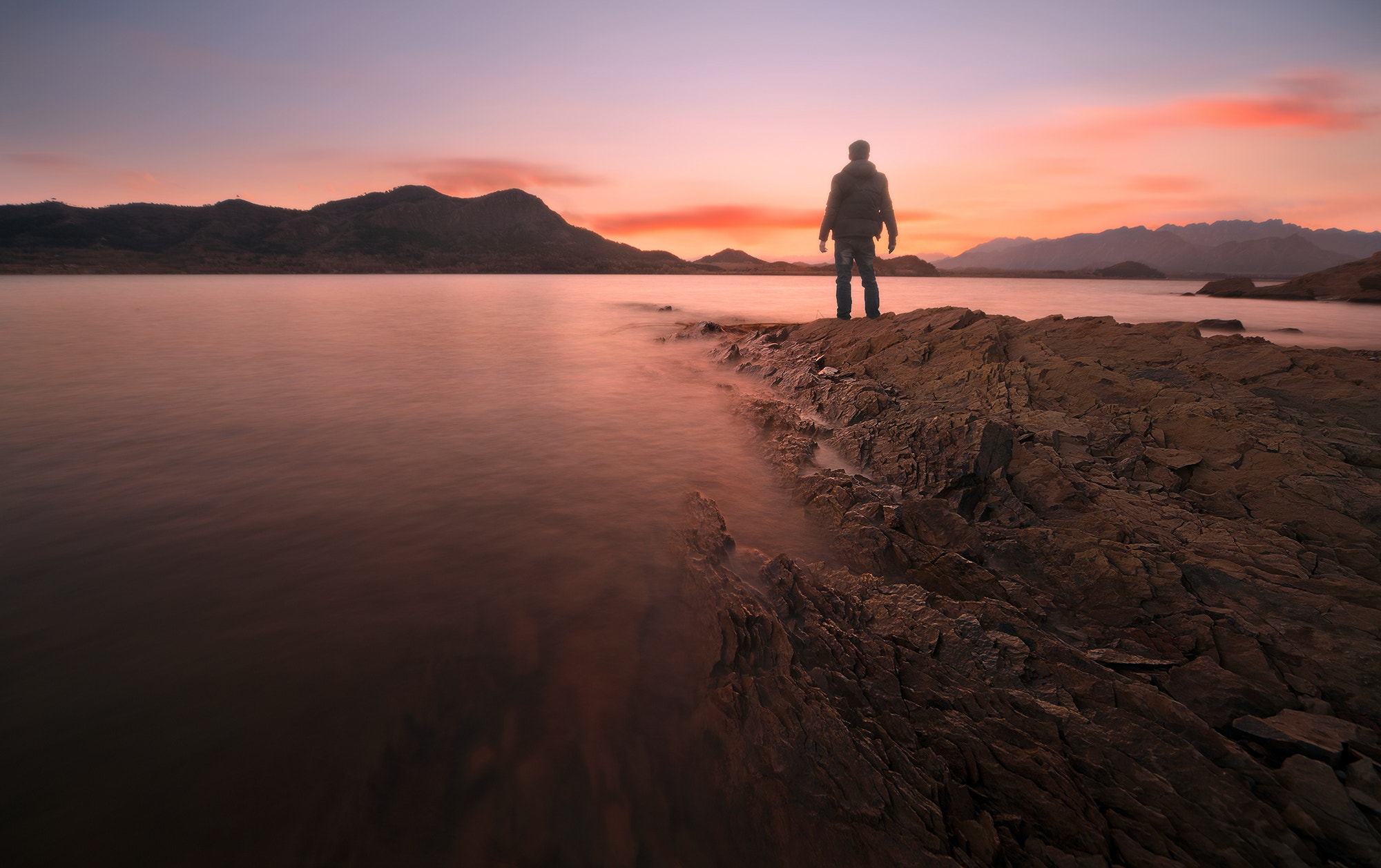 Nikon D810 + Sigma 12-24mm F4.5-5.6 EX DG Aspherical HSM sample photo. The man who looks at it photography