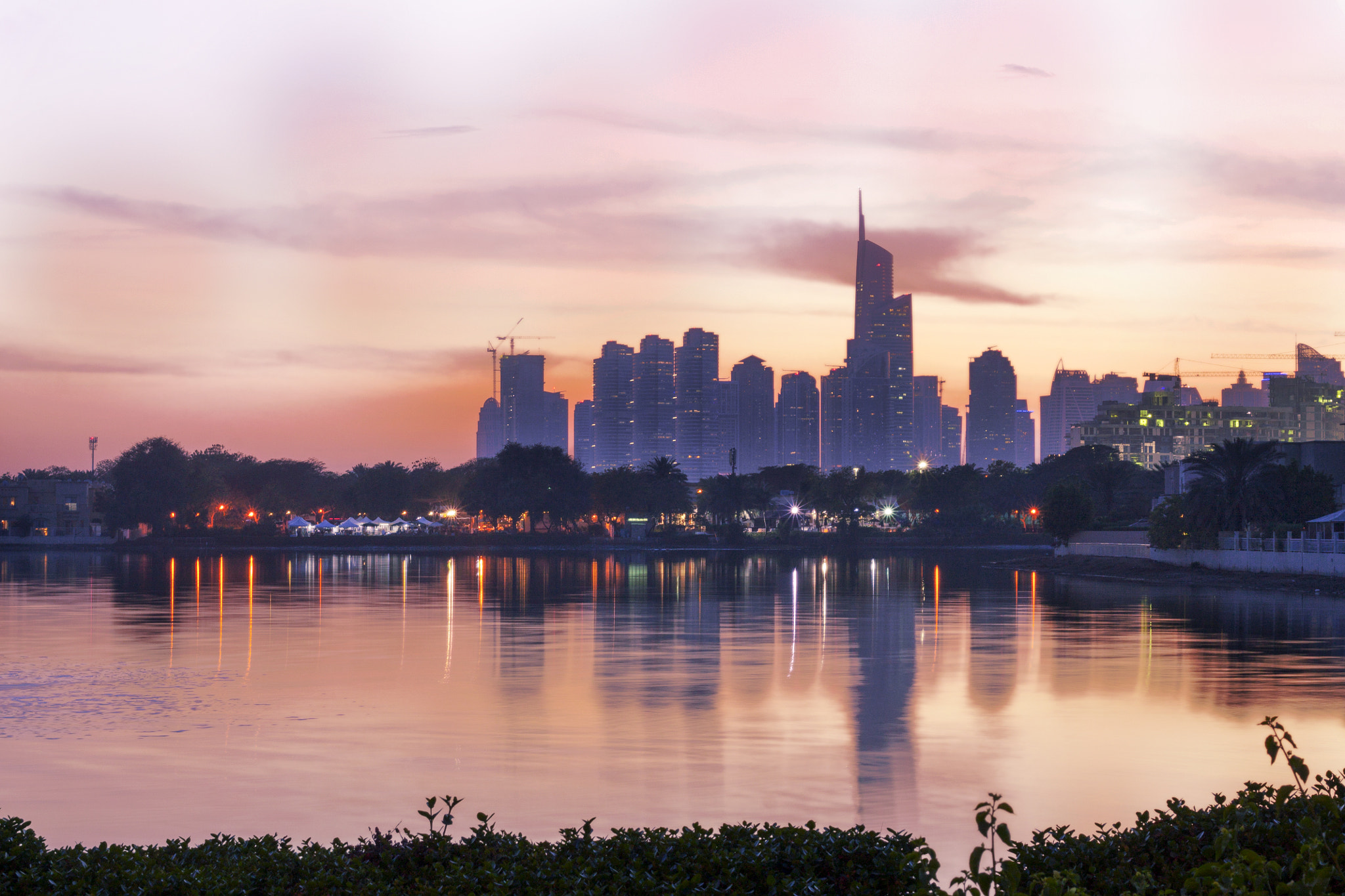 Canon EOS 1100D (EOS Rebel T3 / EOS Kiss X50) + Canon EF 50mm F1.8 STM sample photo. Lake, clouds and the city photography